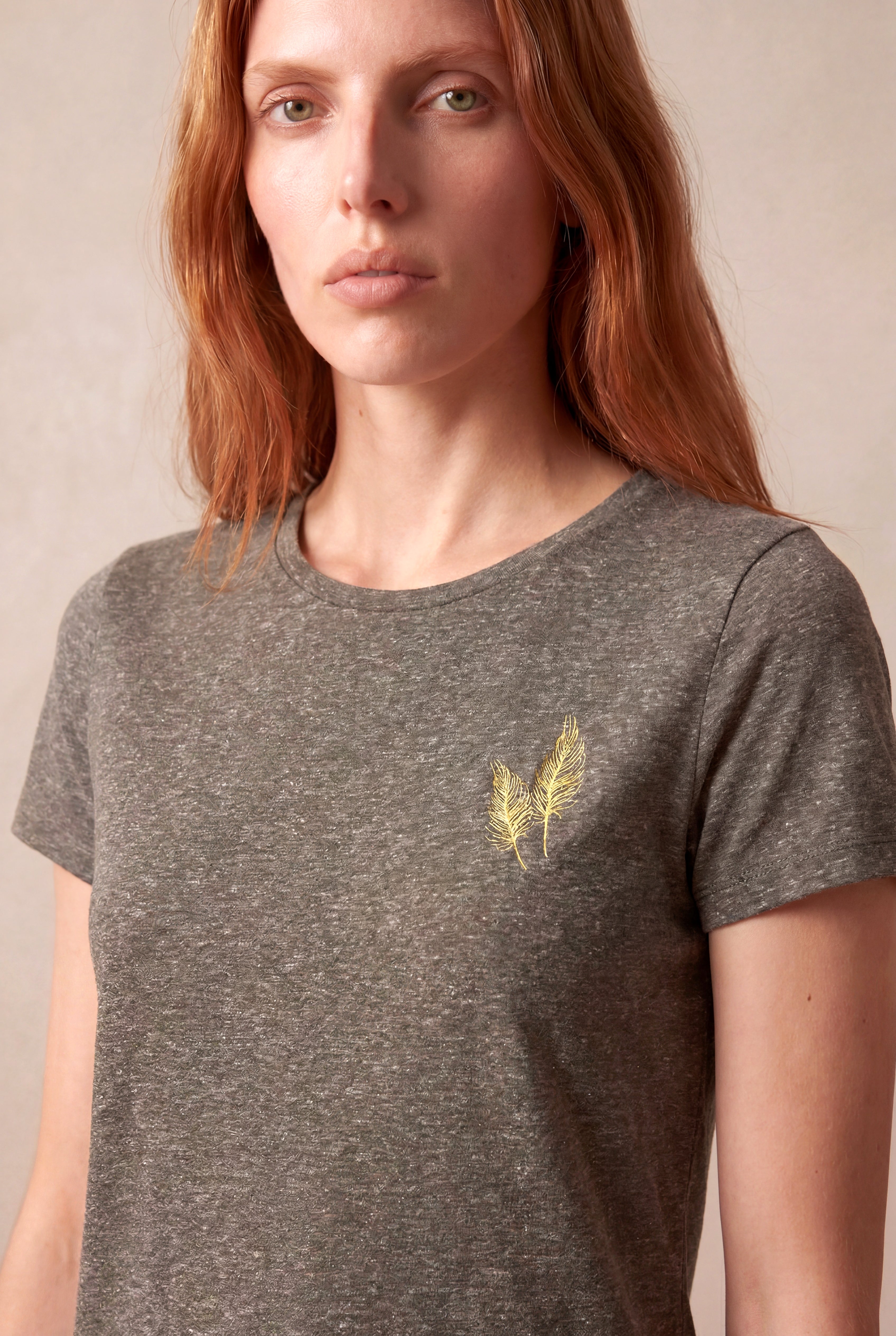 Kadın Haki Kırçıllı Kumaş Regular Fit Bisiklet Yaka Kısa Kollu Gold Yaprak Baskılı T-Shirt SIMONE
