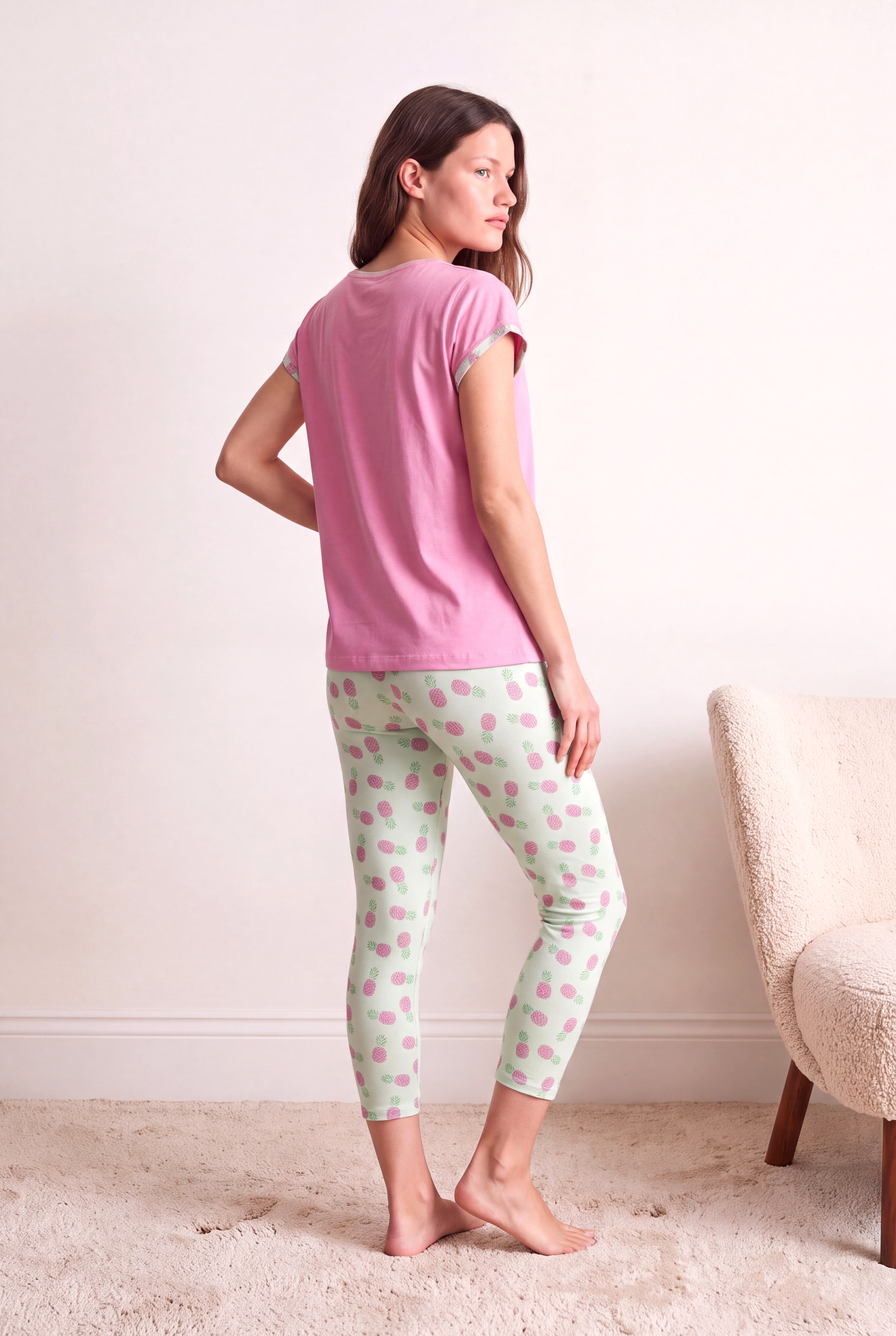 Kadın Pamuklu Pembe Meyve Desenli Kısa Kollu V-Yaka Desenli Biye Detaylı 3/4 Altlı Pijama Takım PJAGATHE