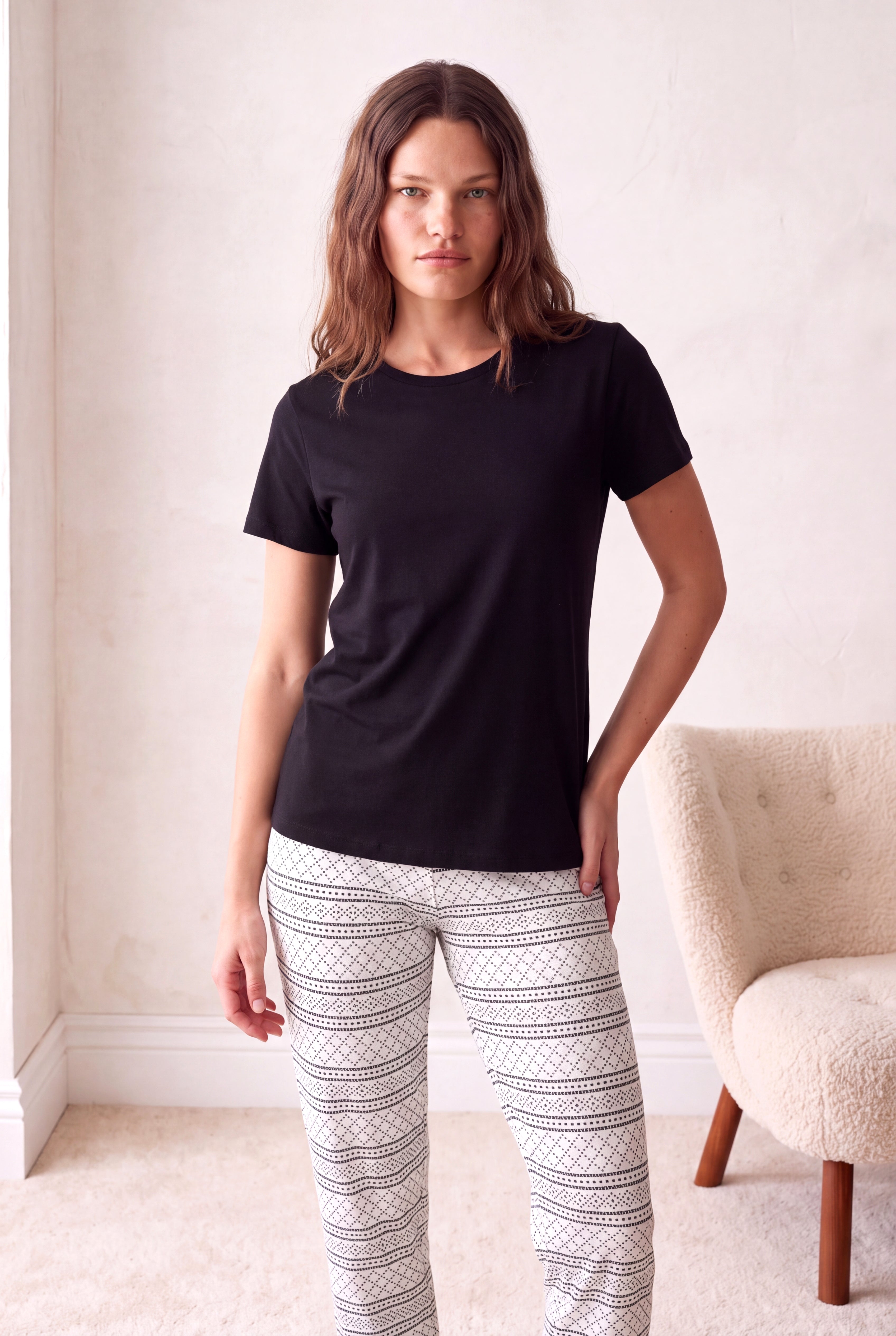 Kadın Pamuklu Beyaz / Siyah Geometrik Desenli Kısa Kollu Bisiklet Yaka 3/4 Altlı Pijama Takım PJLINA