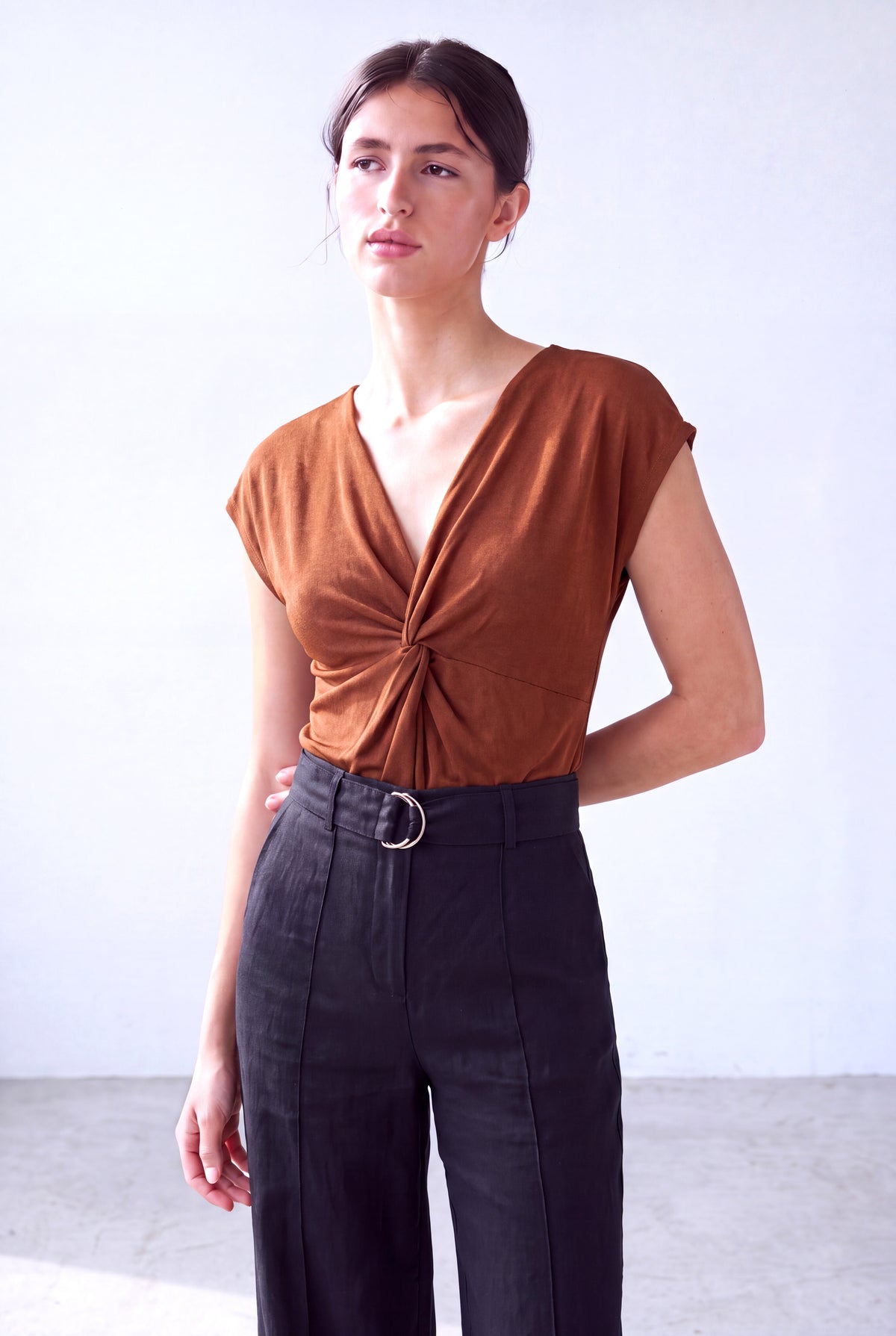 Parlak Kahve Kadın Parlak Kahve Dokulu V Yaka Düşük Omuzlu Kısa Kol Düğüm Detaylı Bluz BERENICE - Top - Westmark London EU(TR) Store Organik Pamuklu Sürdürülebilir Moda