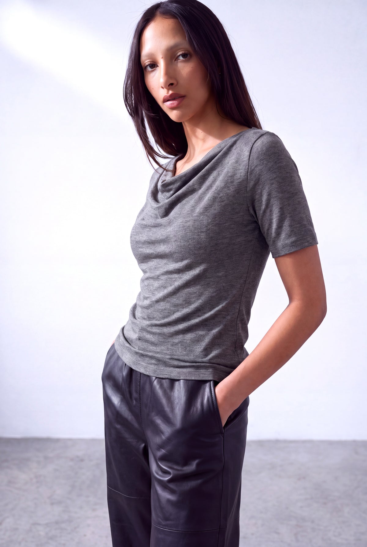 Koyu Gri Melanj Kadın Koyu Gri Melanj Viskon Karışımlı Dökümlü Degaje Yaka Kısa Kollu Bluz GABRIELLE - Top - Westmark London EU(TR) Store Organik Pamuklu Sürdürülebilir Moda