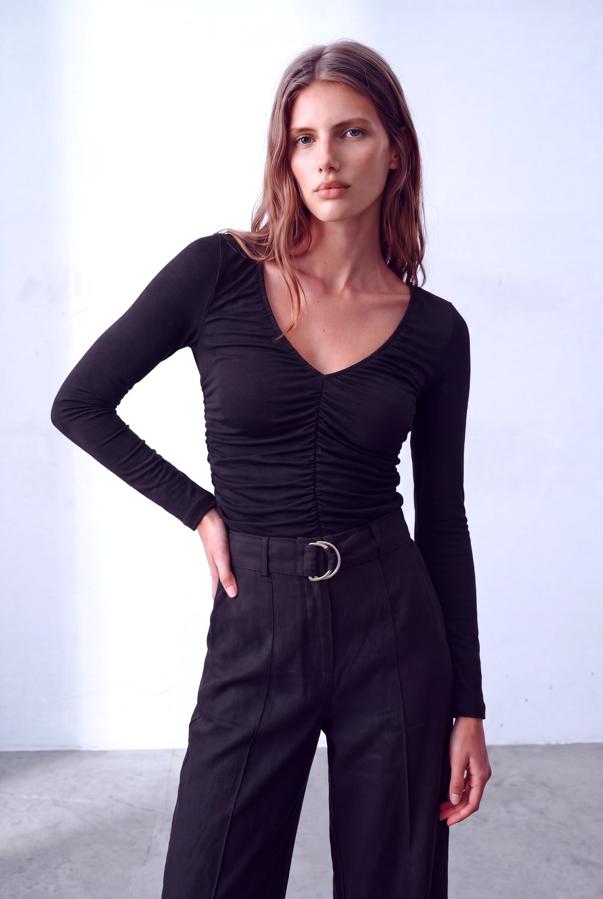 Siyah Kadın Siyah Yumuşak Dokulu V Yaka Uzun Kollu Dikey Büzgü Detaylı Bluz BERENICE - Top - Westmark London EU(TR) Store Organik Pamuklu Sürdürülebilir Moda