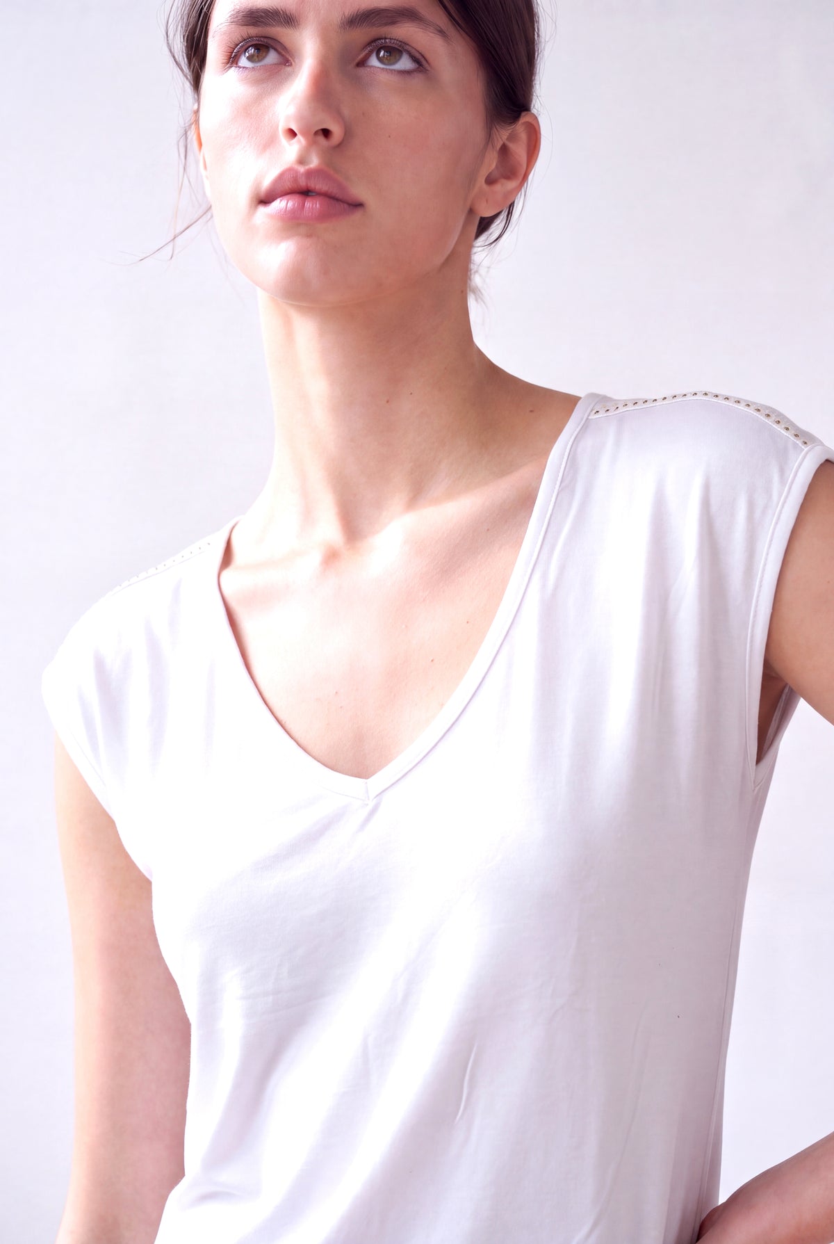 Beyaz Kadın Beyaz Modal Karışımlı V Yaka Kısa Kollu Omuz Taş Detaylı T-Shirt HONORA - Top - Westmark London EU(TR) Store Organik Pamuklu Sürdürülebilir Moda