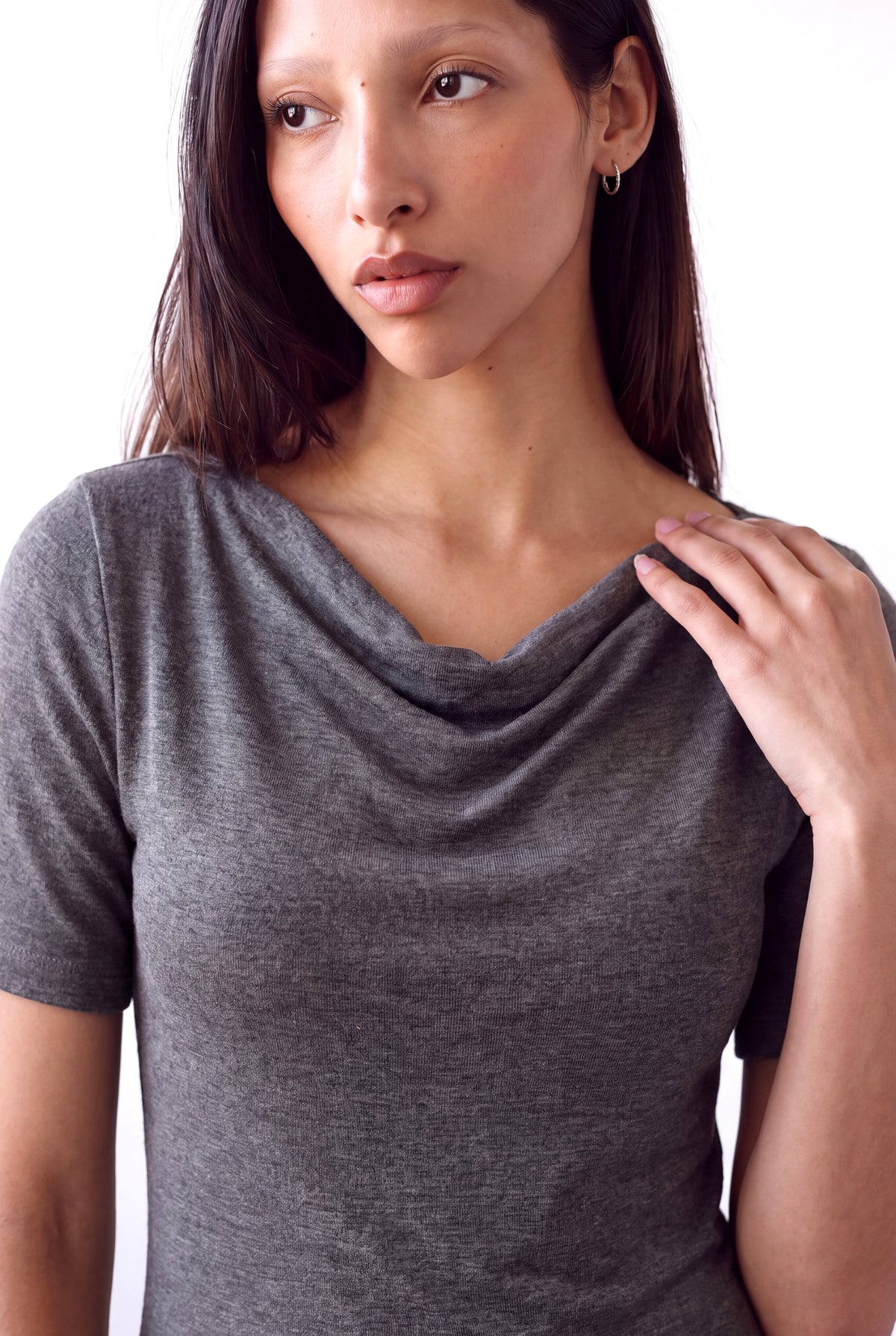 Koyu Gri Melanj Kadın Koyu Gri Melanj Viskon Karışımlı Dökümlü Degaje Yaka Kısa Kollu Bluz GABRIELLE - Top - Westmark London EU(TR) Store Organik Pamuklu Sürdürülebilir Moda