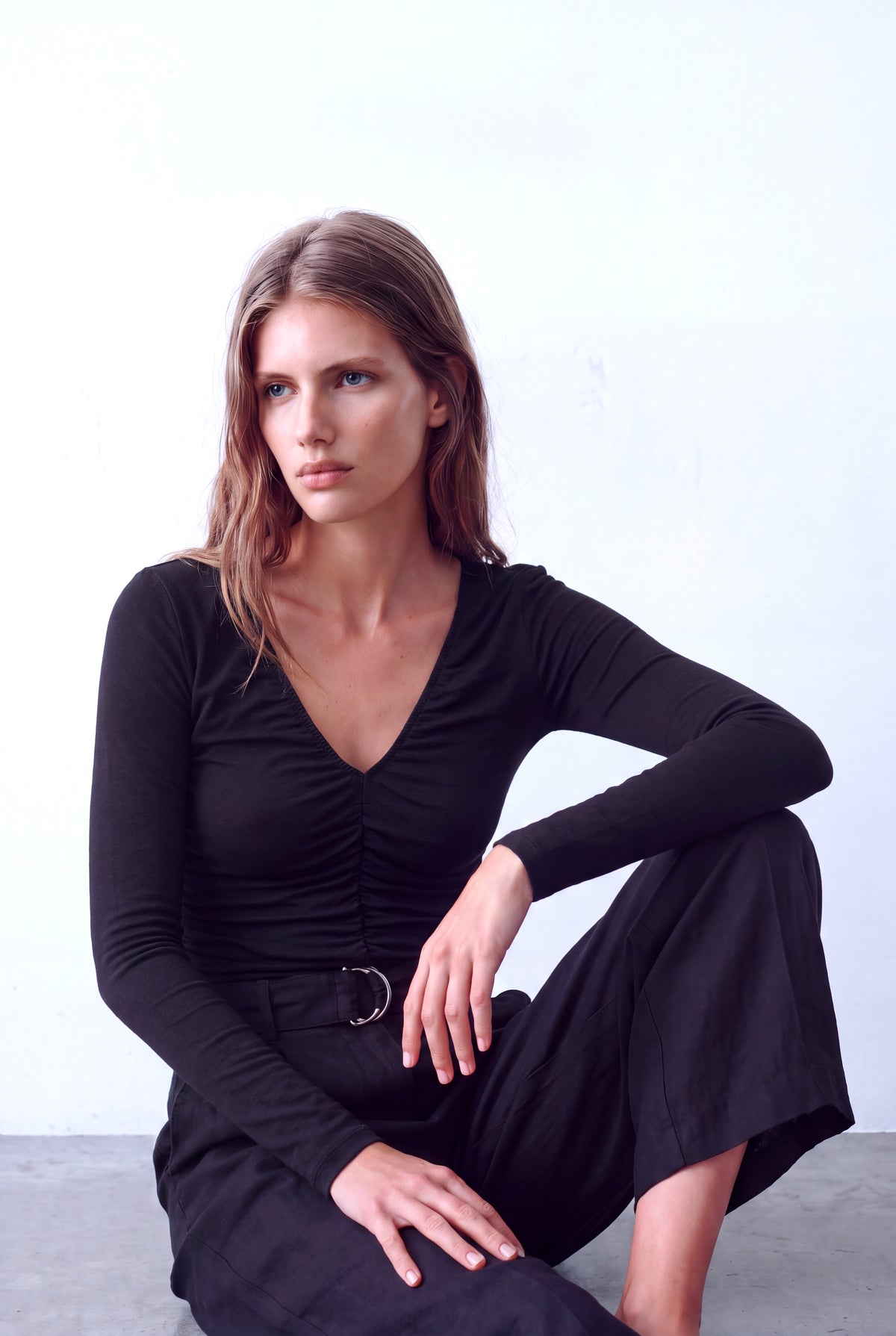 Siyah Kadın Siyah Yumuşak Dokulu V Yaka Uzun Kollu Dikey Büzgü Detaylı Bluz BERENICE - Top - Westmark London EU(TR) Store Organik Pamuklu Sürdürülebilir Moda
