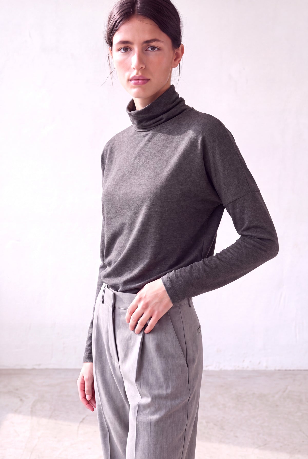 Koyu Gri Melanj Kadın Koyu Gri Melanj Viskon Karışımlı Dökümlü Balıkçı Yaka Uzun Kollu Düşük Omuzlu Bluz MOYA - Top - Westmark London EU(TR) Store Organik Pamuklu Sürdürülebilir Moda