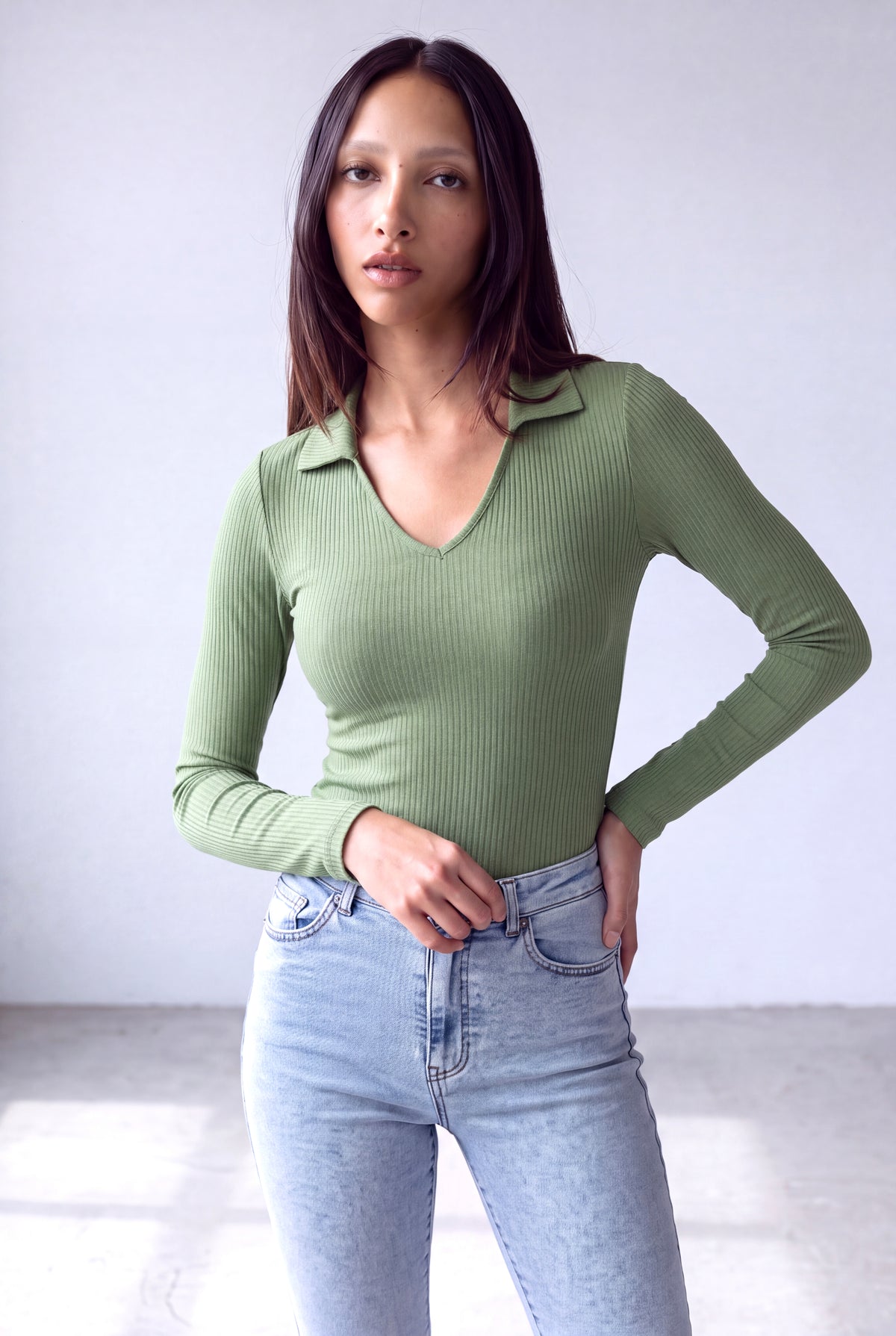 Yeşil Kadın Yeşil Viskon Karışımlı Ribana Derin Polo Yaka Uzun Kollu T-Shirt ELOISE - Top - Westmark London EU(TR) Store Organik Pamuklu Sürdürülebilir Moda