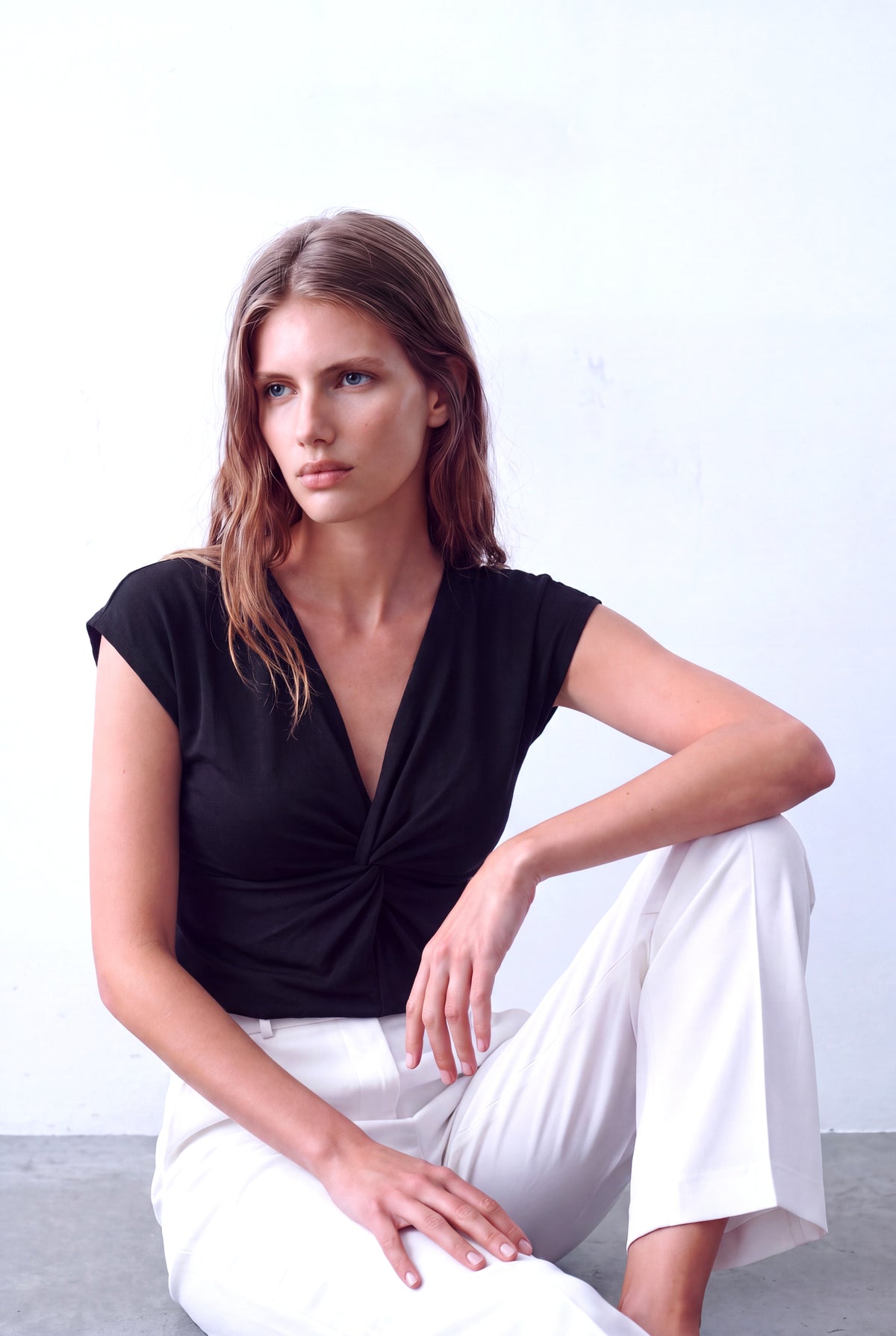 Parlak Siyah Kadın Parlak Siyah Esnek Dokulu V Yaka Düşük Omuzlu Kısa Kol Düğüm Detaylı Bluz BERENICE - Top - Westmark London EU(TR) Store Organik Pamuklu Sürdürülebilir Moda