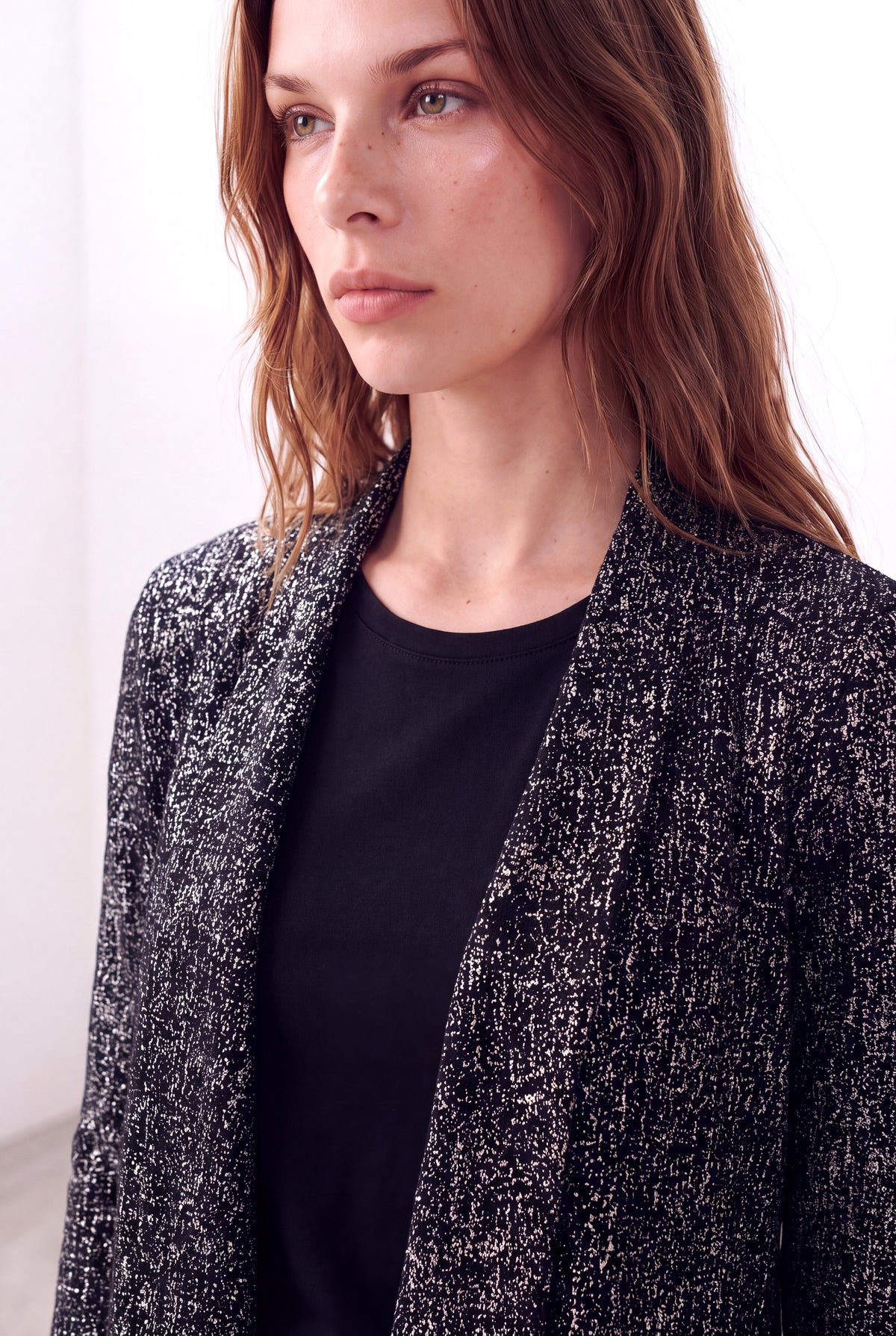 Siyah/ Parlak Gümüş Kadın Siyah/ Parlak Gümüş Viskon V Yaka 3/4 Kol Önü Asimetrik Kesim Dökümlü Kısa Hırka STACEY - Cardigan - Westmark London EU(TR) Store Organik Pamuklu Sürdürülebilir Moda