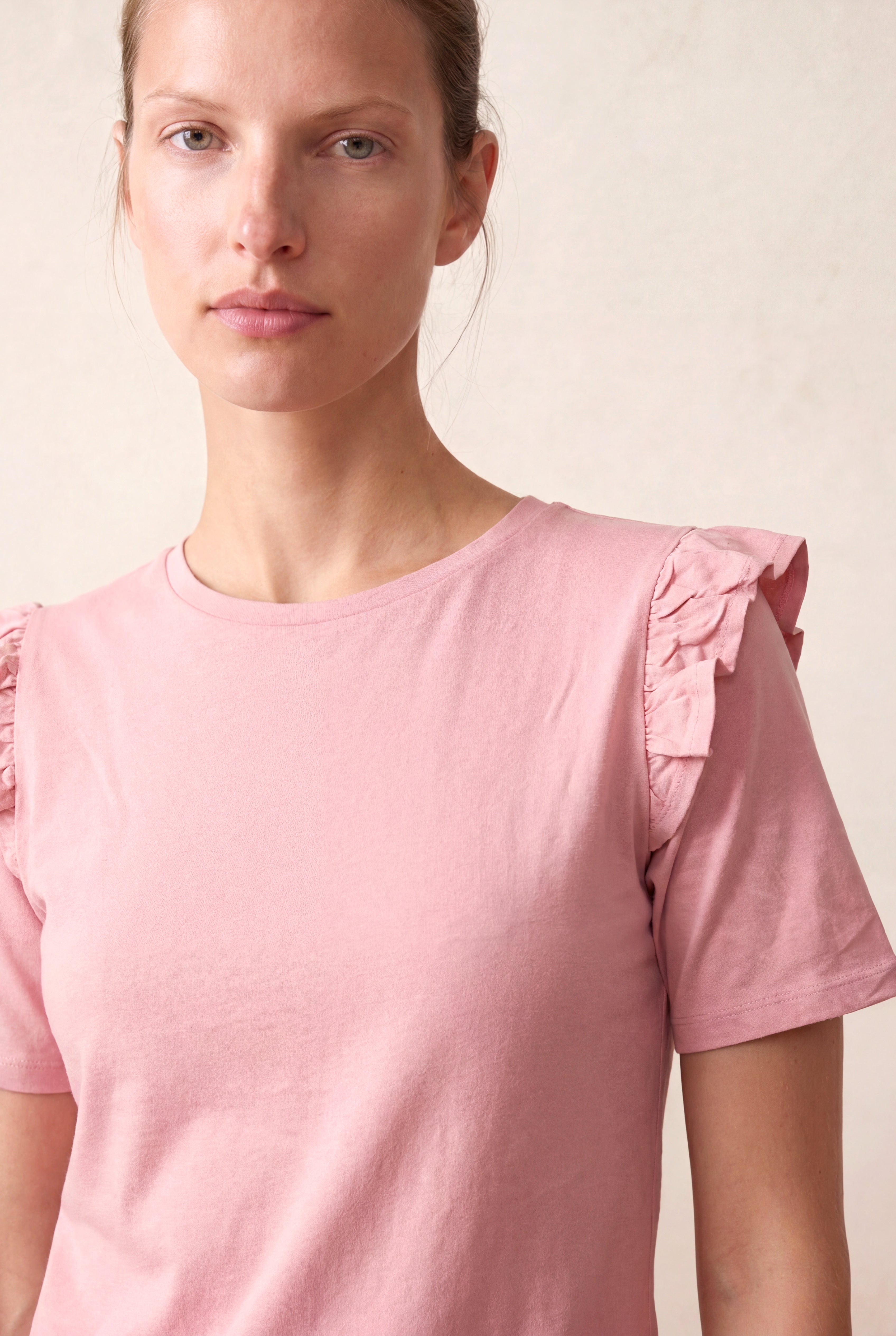 Kadın Pembe %100 Pamuk Regular Fit Bisiklet Yaka Kısa Kollu Fırfır Omuz Detaylı T-Shirt TERESA