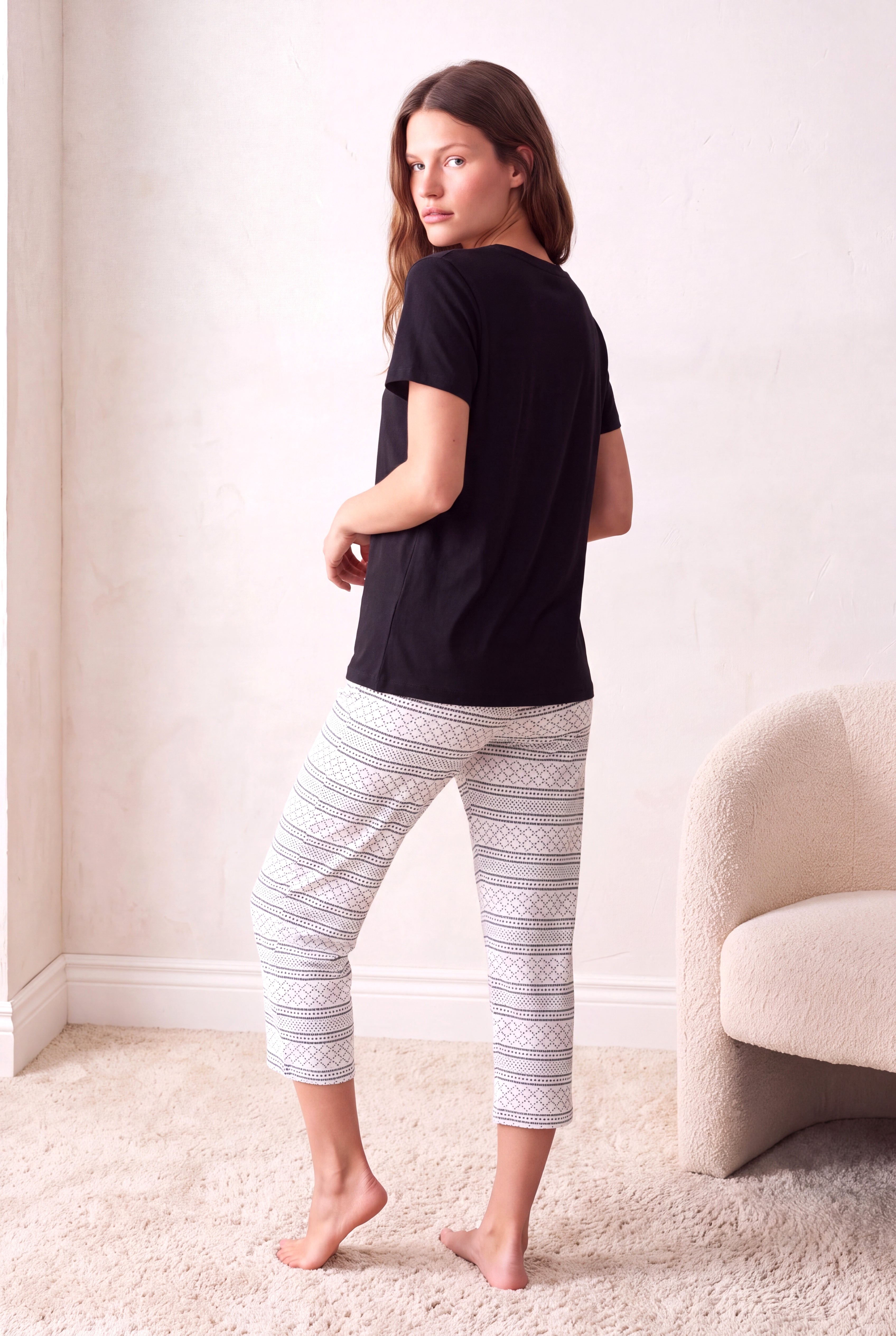 Kadın Pamuklu Beyaz / Siyah Geometrik Desenli Kısa Kollu Bisiklet Yaka 3/4 Altlı Pijama Takım PJLINA