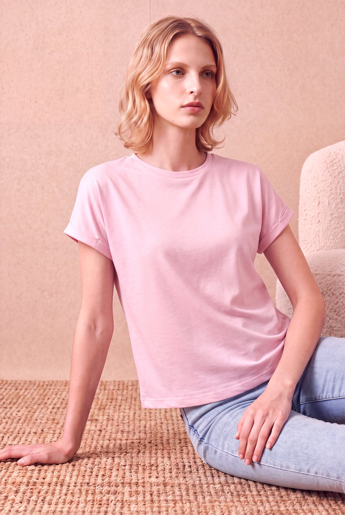 Kadın Viskon Karışımlı Pudra Pembe Katlamalı Kısa Kol Bisiklet Yaka Rahat Kesim T-Shirt SILJE