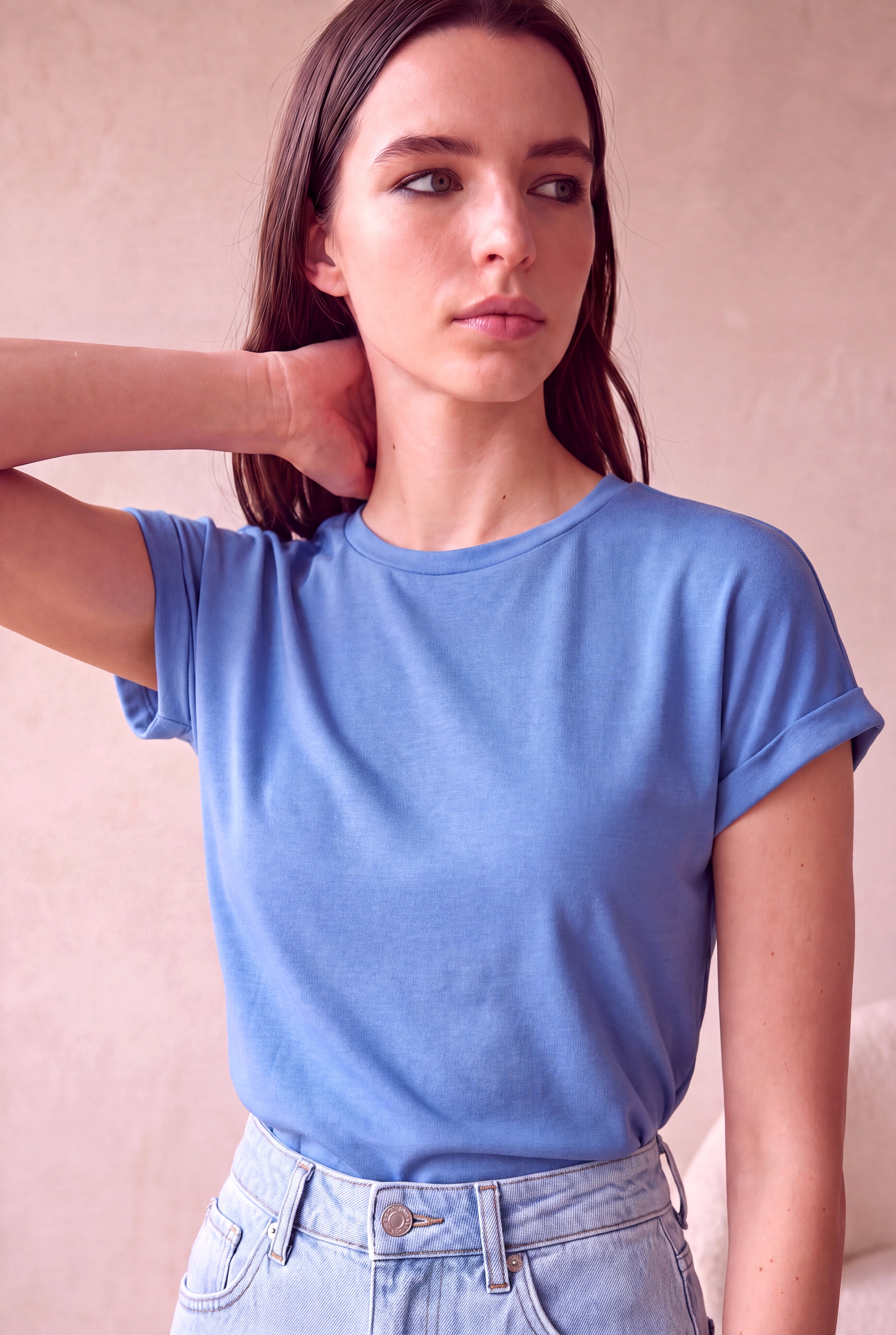 Kadın Viskon Karışımlı Ortanca Mavisi Katlamalı Kısa Kol Bisiklet Yaka Rahat Kesim T-Shirt SILJE