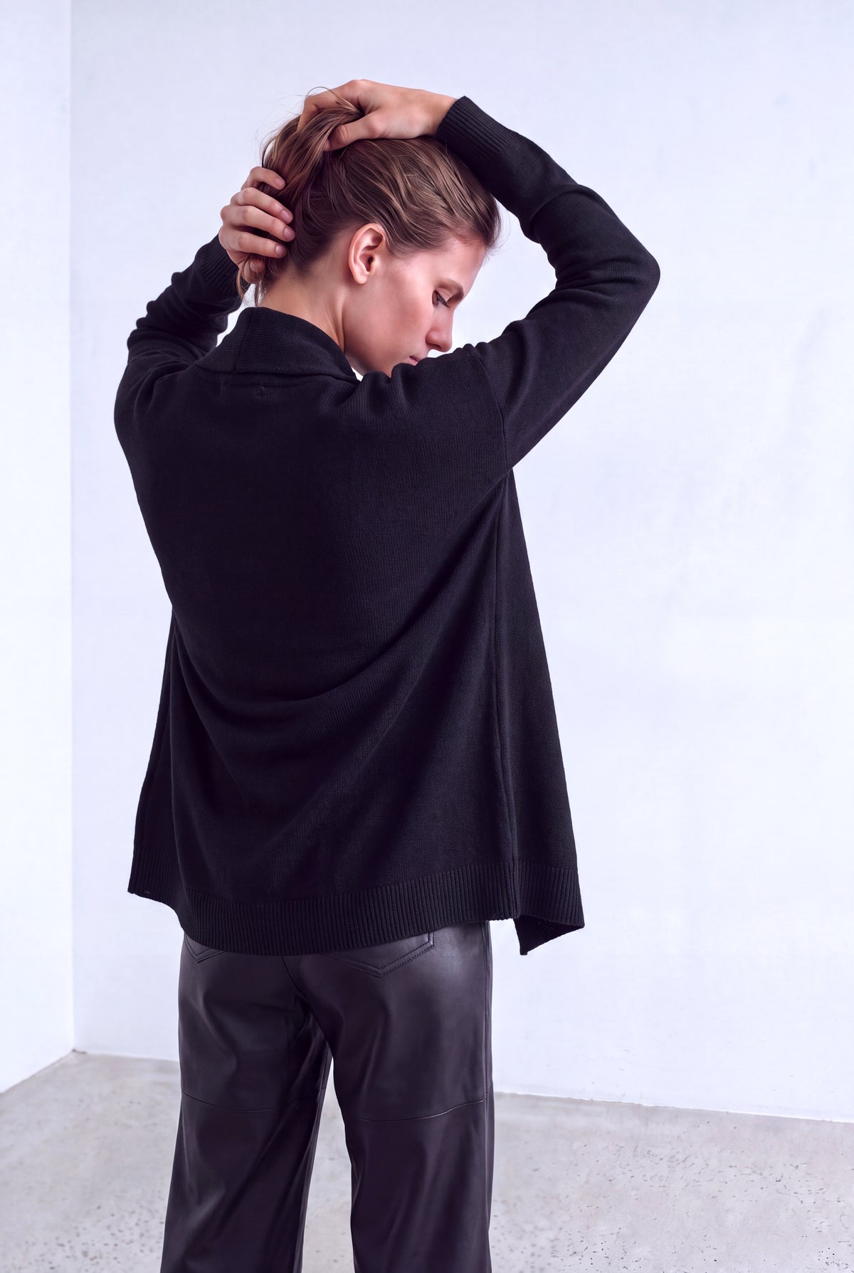 Siyah / Gümüş Parıltılı Kadın Siyah / Gümüş Parıltılı Viskon V Yaka 3/4 Kol Önü Asimetrik Kesim Dökümlü Kısa Hırka STACEY - Cardigan - Westmark London EU(TR) Store Organik Pamuklu Sürdürülebilir Moda