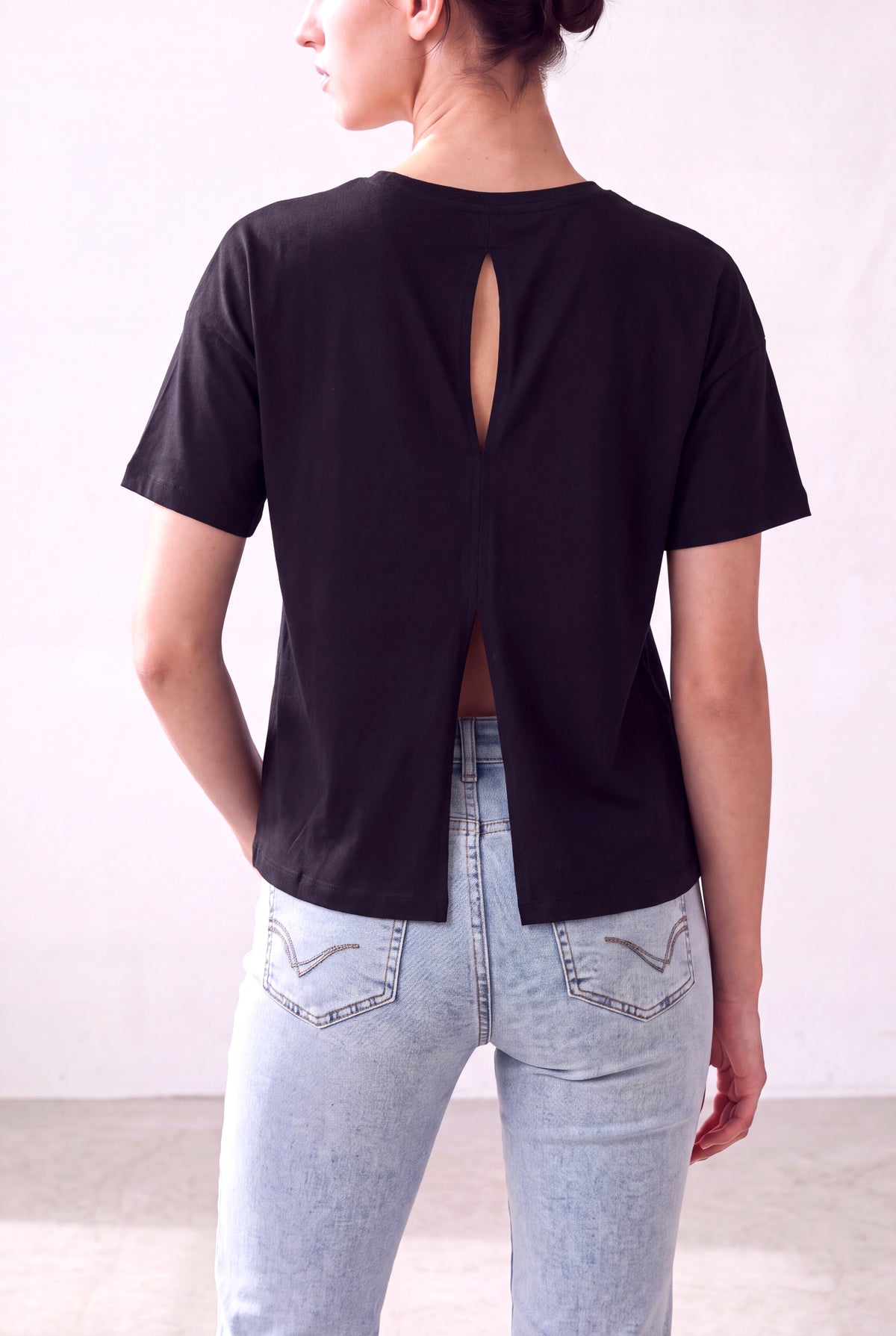 Siyah Kadın Siyah Pamuklu Bisiklet Yaka Kısa Kollu Düşük Omuz Sırt Cut Out Detaylı T-Shirt CHELSEA - Top - Westmark London EU(TR) Store Organik Pamuklu Sürdürülebilir Moda