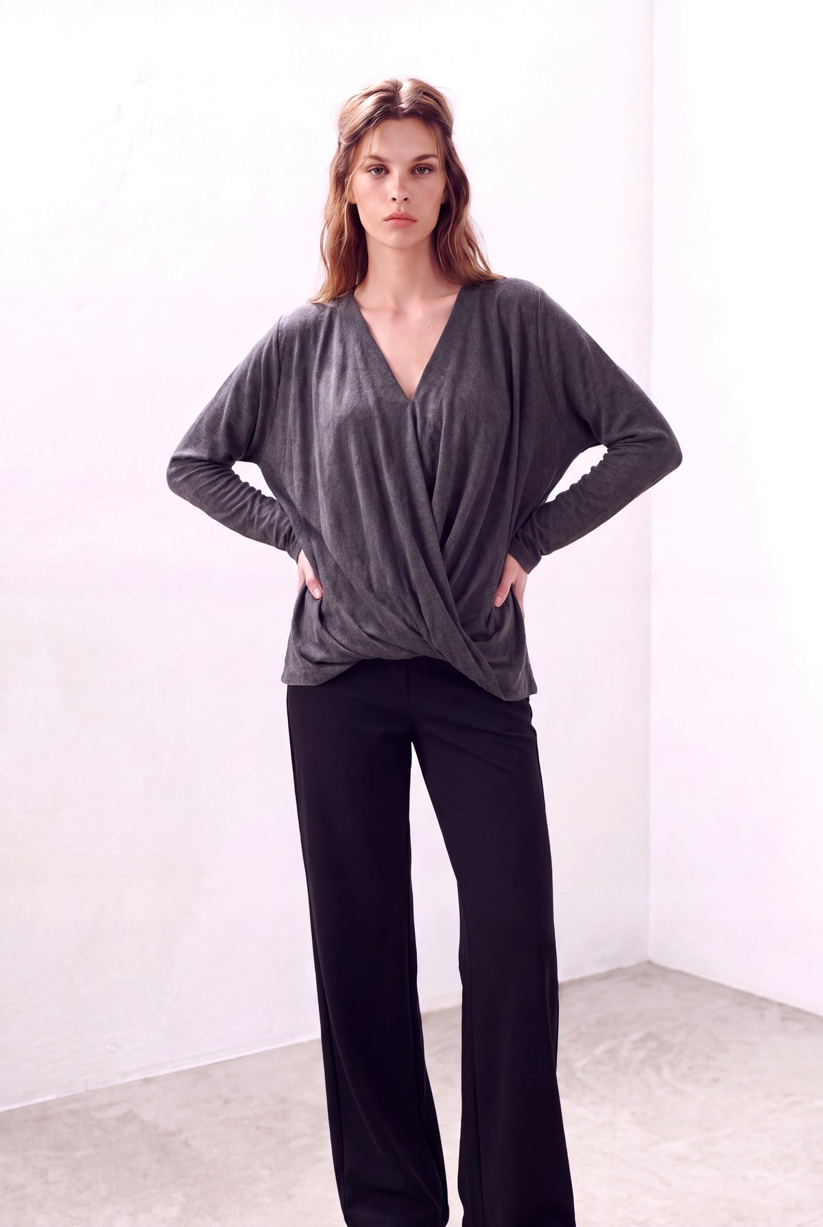 Koyu Gri Melanj Kadın Koyu Gri Melanj Viskon Karışımlı V Yaka Uzun Kollu Ön Dökümlü Drapeli Bluz WINNIE - Top - Westmark London EU(TR) Store Organik Pamuklu Sürdürülebilir Moda