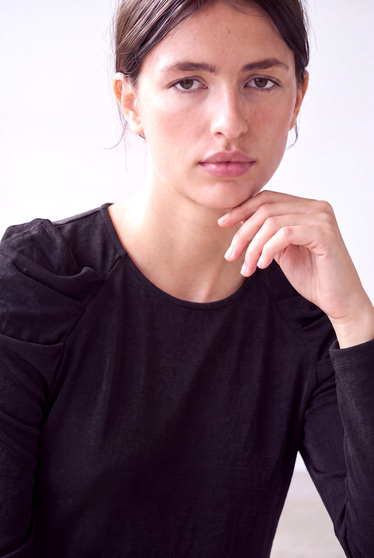 Parlak Siyah Kadın Parlak Siyah Dokulu Bisiklet Yaka Uzun Kollu Pile Detaylı Bluz ROXANNE - Top - Westmark London EU(TR) Store Organik Pamuklu Sürdürülebilir Moda