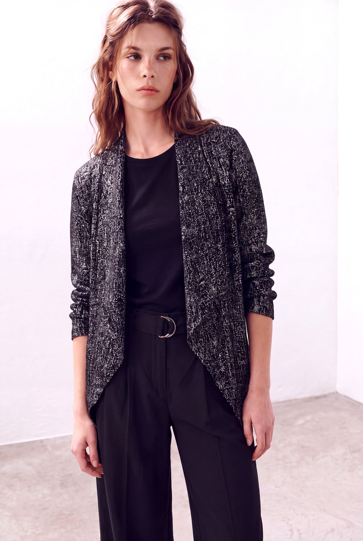 Siyah/ Parlak Gümüş Kadın Siyah/ Parlak Gümüş Viskon V Yaka 3/4 Kol Önü Asimetrik Kesim Dökümlü Kısa Hırka STACEY - Cardigan - Westmark London EU(TR) Store Organik Pamuklu Sürdürülebilir Moda