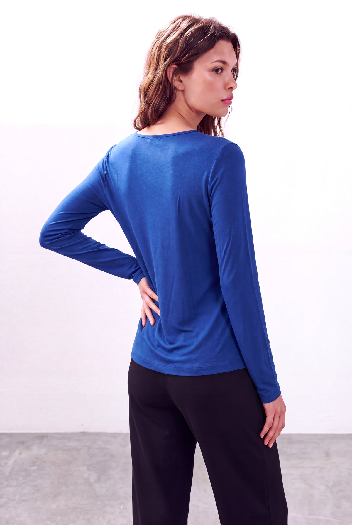 Kobalt Mavi Kadın Kobalt Mavi Viskon Karışımlı Dökümlü Degaje Yaka Uzun Kollu Düğme Detaylı Bluz FELICIA - Top - Westmark London EU(TR) Store Organik Pamuklu Sürdürülebilir Moda