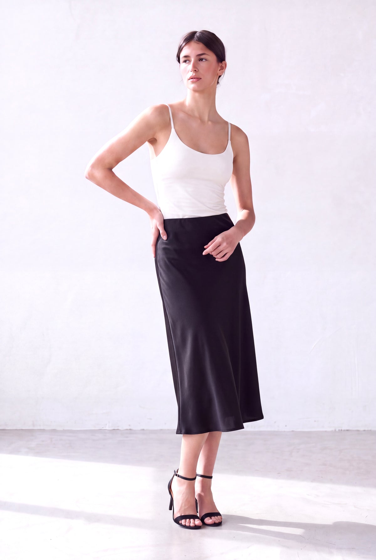 Siyah Kadın Siyah Süprem Dökümlü Yüksek Bel Rahat Kesim Beli Lastikli Midi Etek CASSIDY - Skirt - Westmark London EU(TR) Store Organik Pamuklu Sürdürülebilir Moda