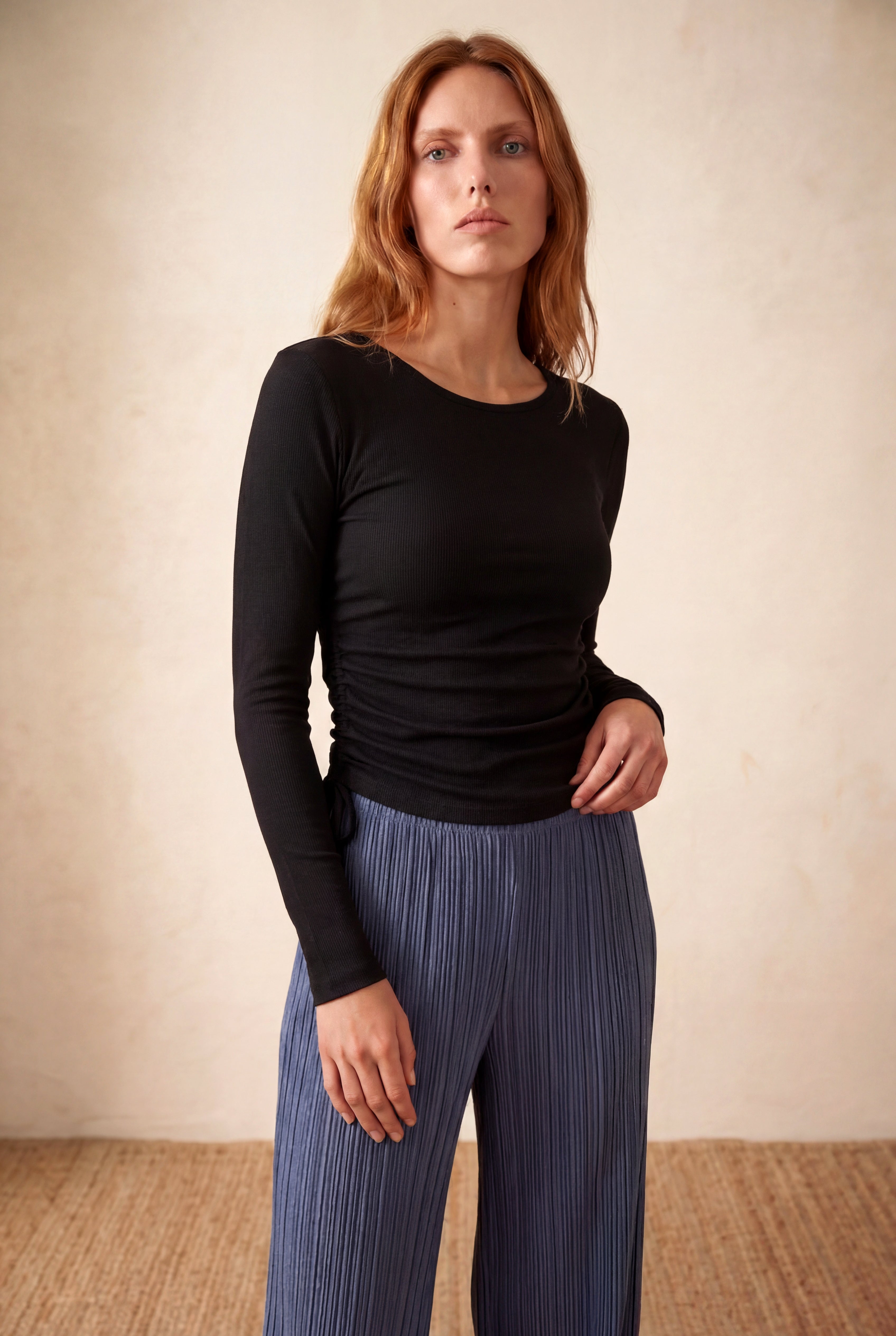 Kadın Siyah Fitilli %95 Pamuk / %5 Elastan Slim Fit Bisiklet Yaka Uzun Kollu Yan Büzgülü Bağcıklı Bluz ANGELA