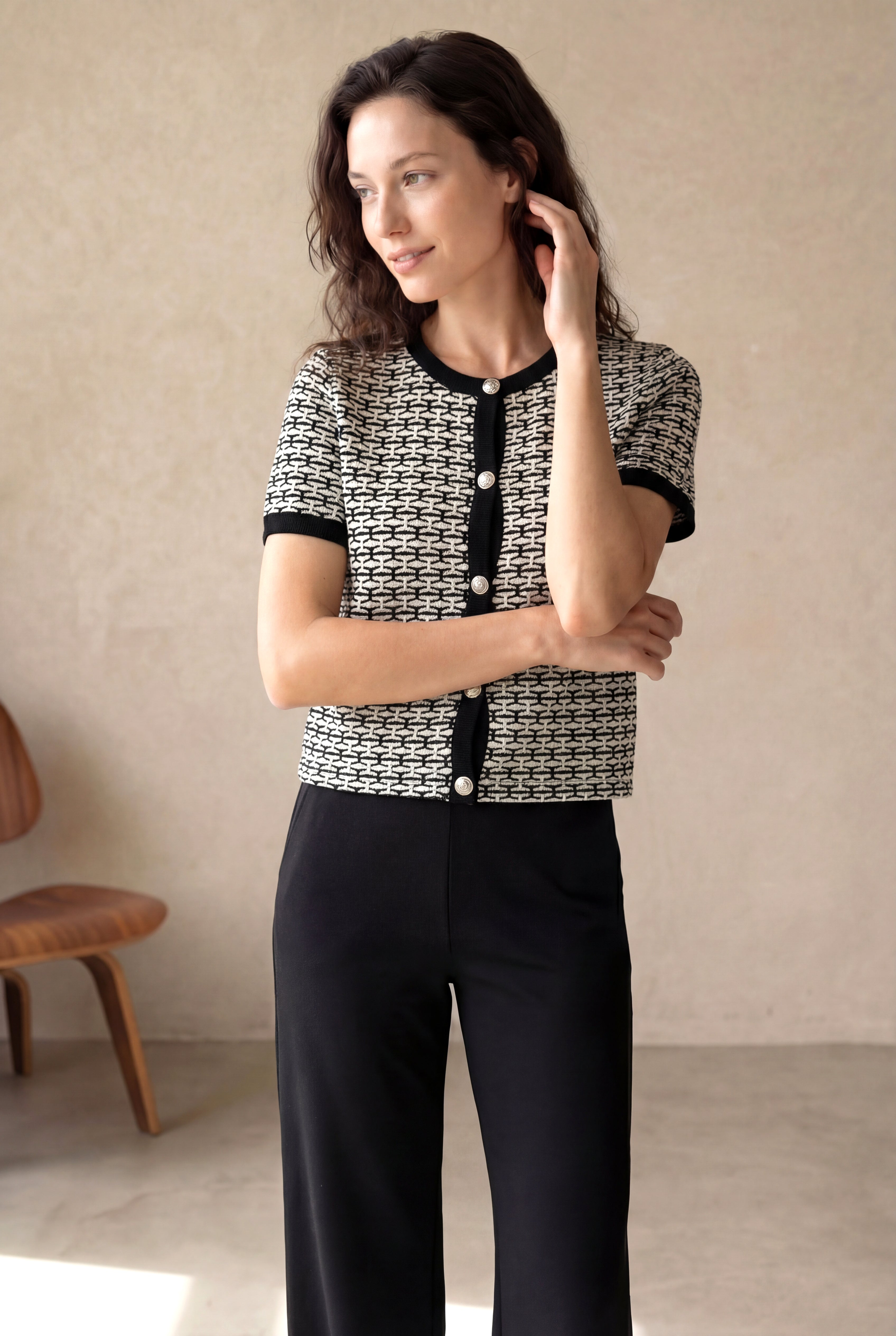 Kadın Regular Fit Bisiklet Yaka 5 Pamuk / 4 Polyester Kısa Kol Siyah / Ekru Düğmeli Kazak CARLA