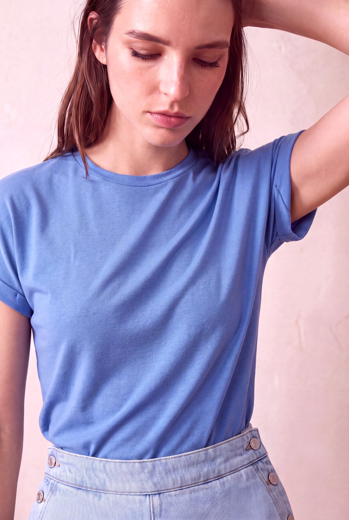 Kadın Viskon Karışımlı Ortanca Mavisi Katlamalı Kısa Kol Bisiklet Yaka Rahat Kesim T-Shirt SILJE