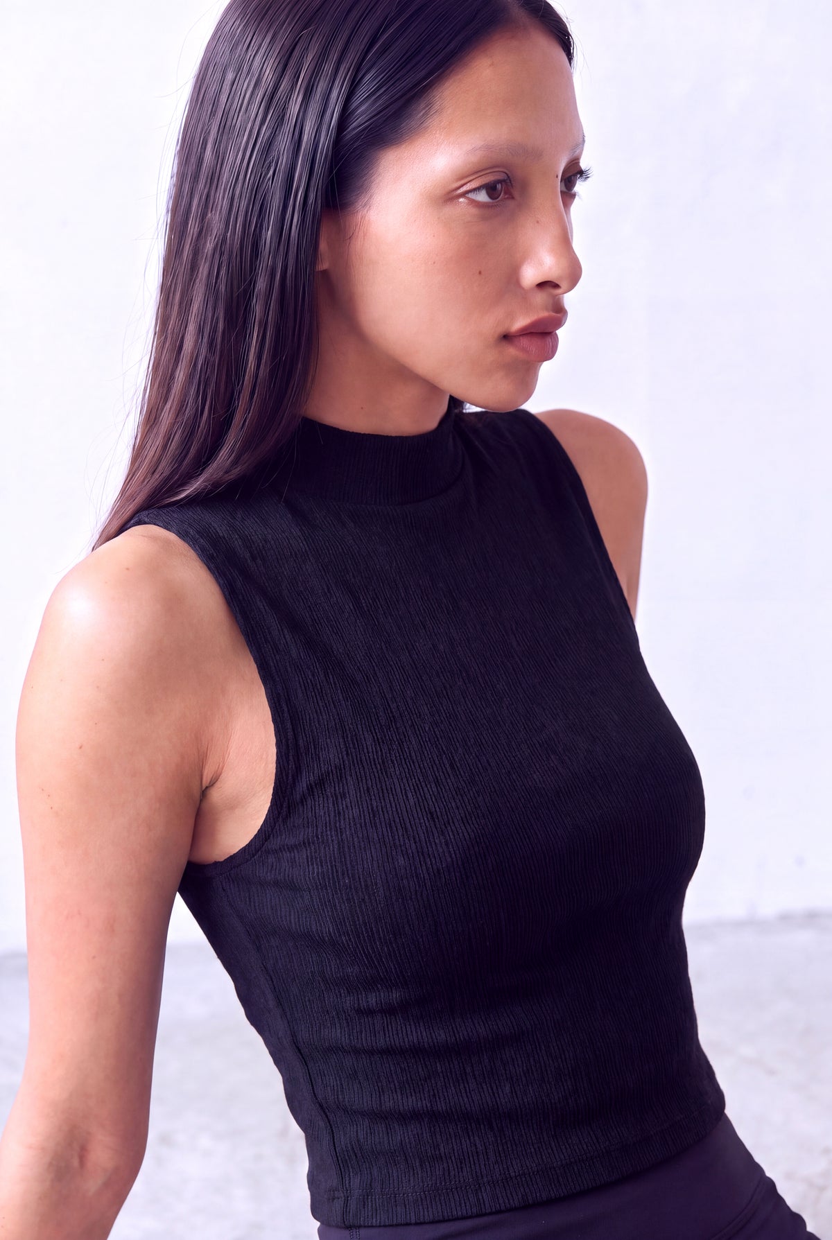 Siyah Kadın Siyah Dokulu Kumaş Yarım Balıkçı Yaka Kolsuz Dikey Belirgin Çizgilere Sahip Kumaş Bluz JANE - Top - Westmark London EU(TR) Store Organik Pamuklu Sürdürülebilir Moda