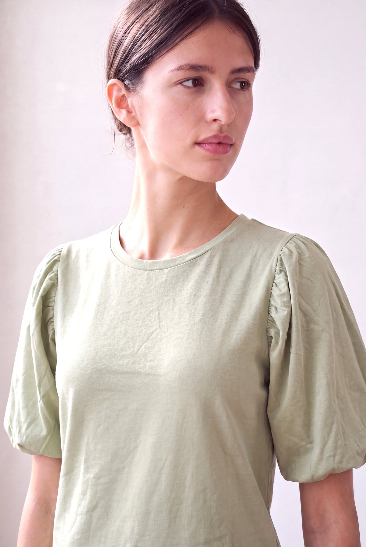 Açık Zeytin Yeşili Kadın Açık Zeytin Yeşili Pamuklu Bisiklet Yaka Kısa Balon Kollu Bluz JILL - Top - Westmark London EU(TR) Store Organik Pamuklu Sürdürülebilir Moda