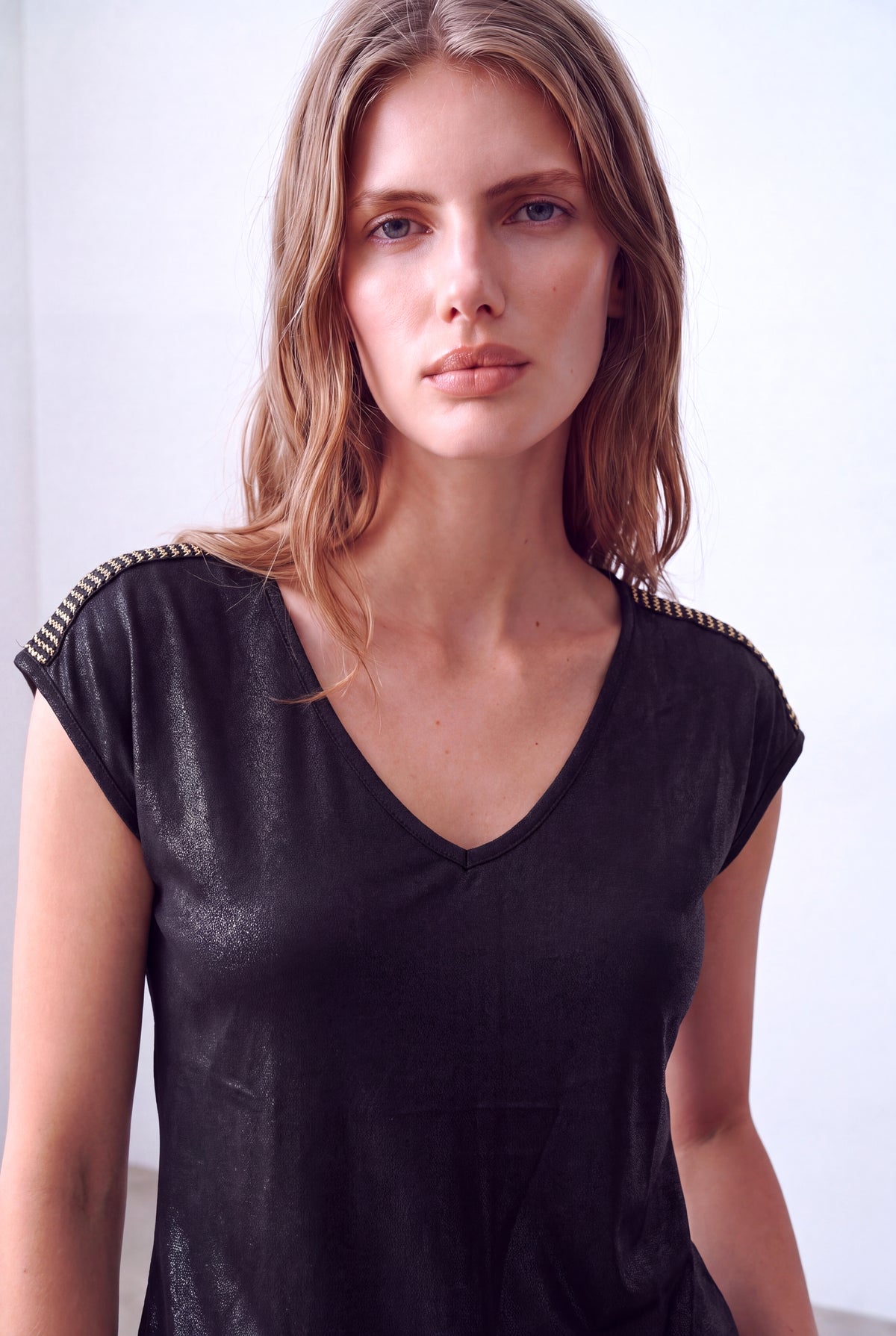 Işıltılı Siyah Kadın Işıltılı Siyah Modal V Yaka Kısa Kol Omuz Taş Detaylı Bluz SHAUNA - Top - Westmark London EU(TR) Store Organik Pamuklu Sürdürülebilir Moda