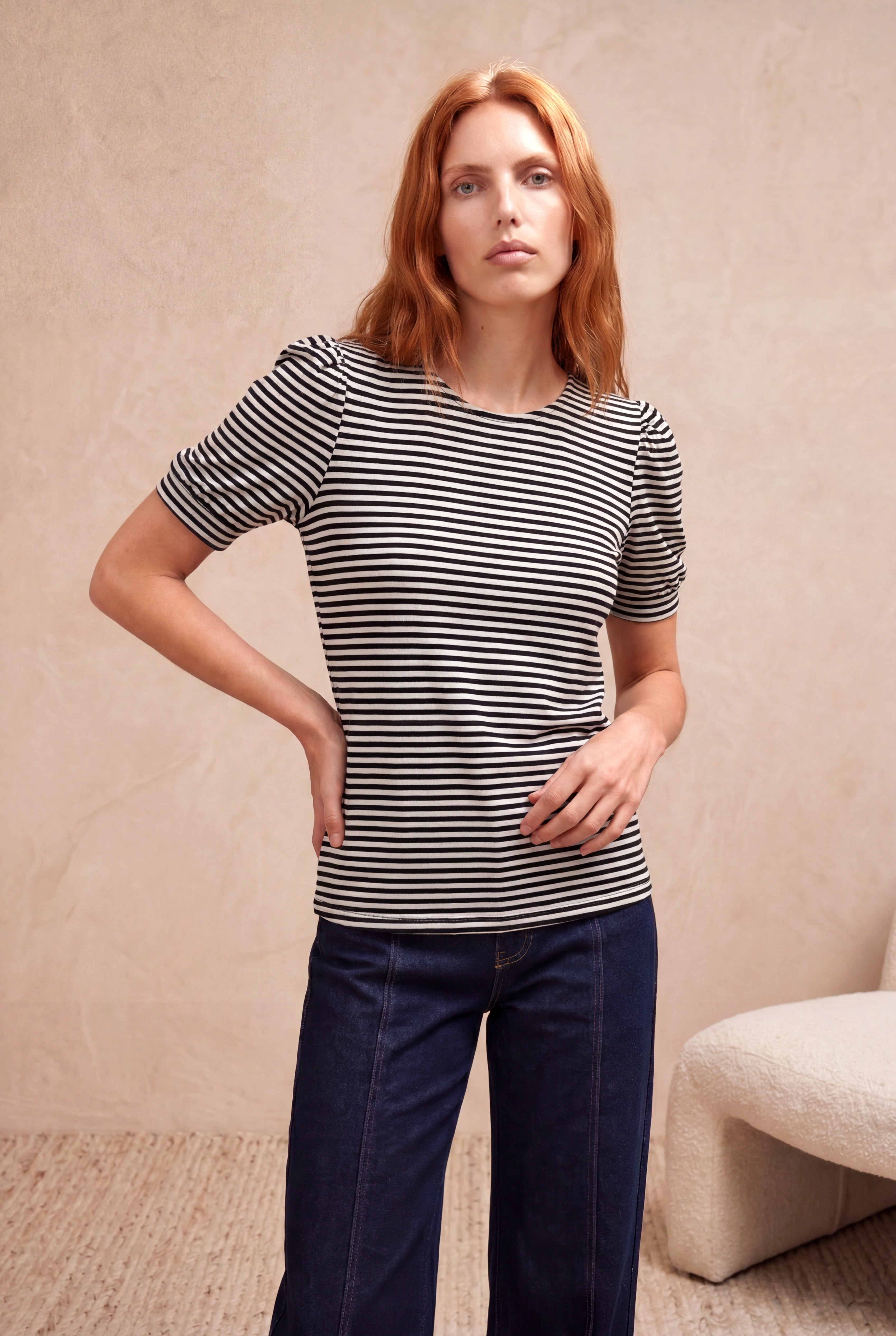 Kadın Siyah Çizgili Viskon Karışımlı Regular Fit Bisiklet Yaka Kısa Balon Kollu T-Shirt KELLY