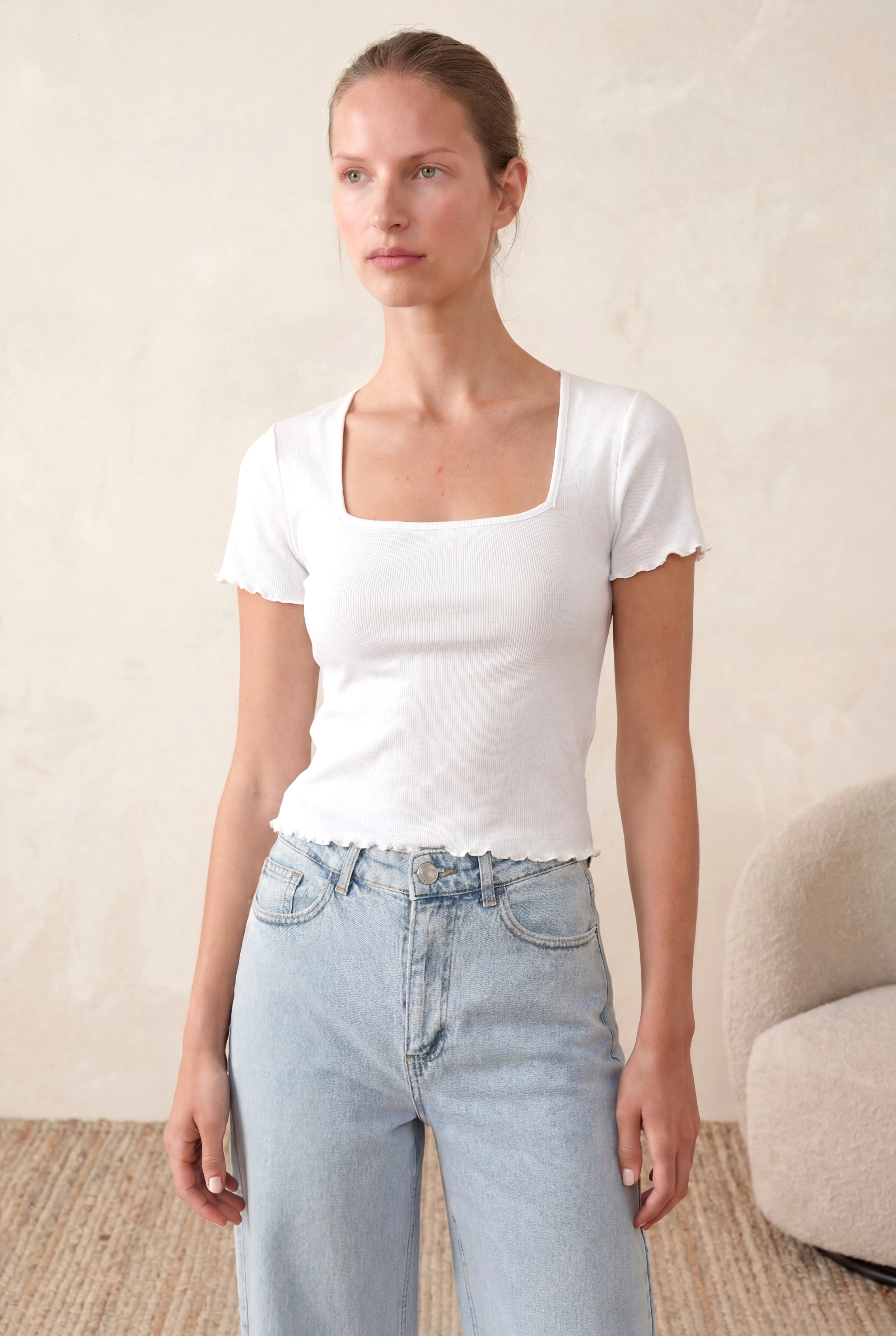 Kadın Beyaz %95 Pamuk / %5 Elastan Fitilli Kaşkorse Regular Fit Kare Yaka Kısa Kollu Baby Overlock Detaylı T-Shirt SUZY