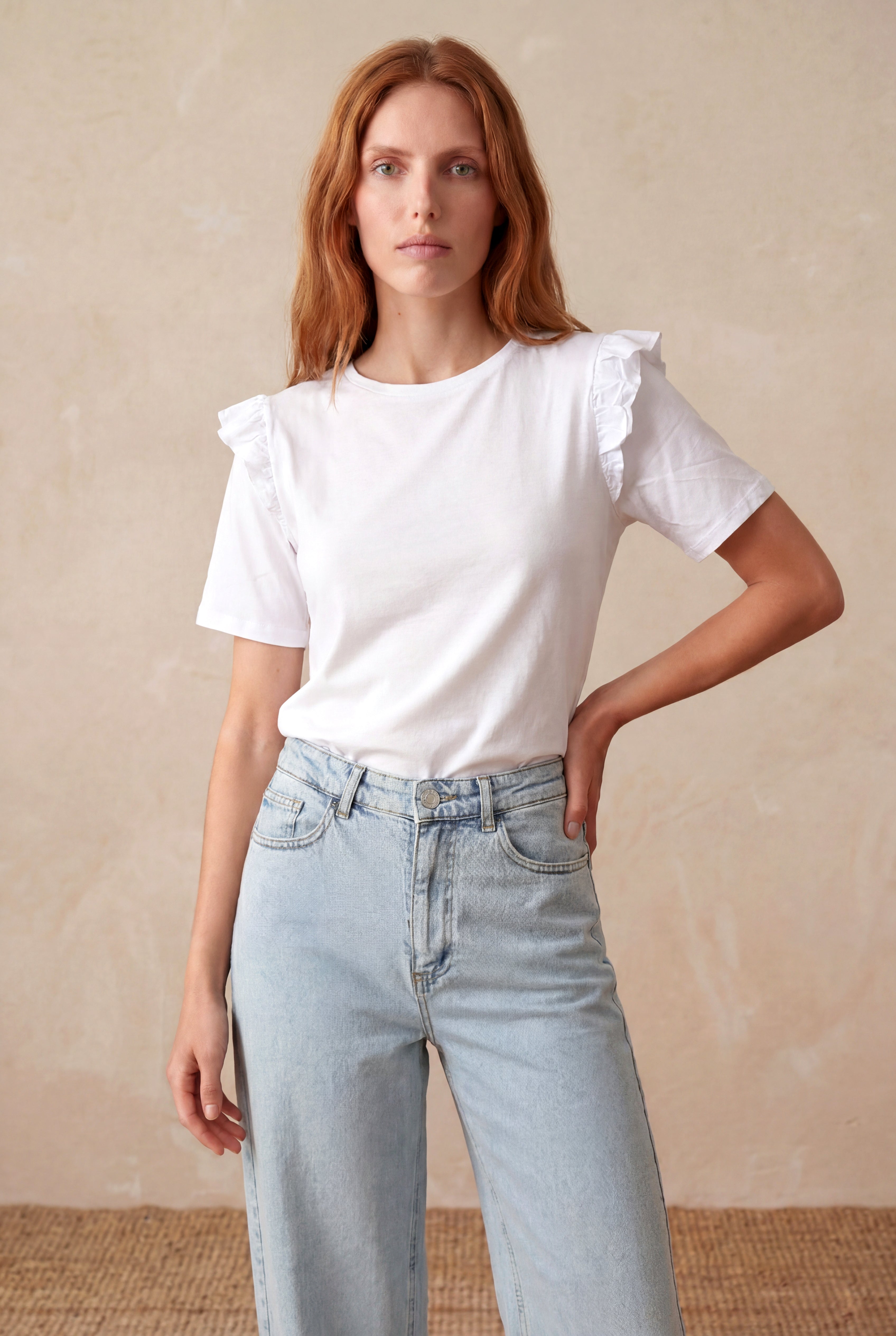 Kadın Beyaz %100 Pamuk Regular Fit Bisiklet Yaka Kısa Kollu Fırfır Omuz Detaylı T-Shirt TERESA