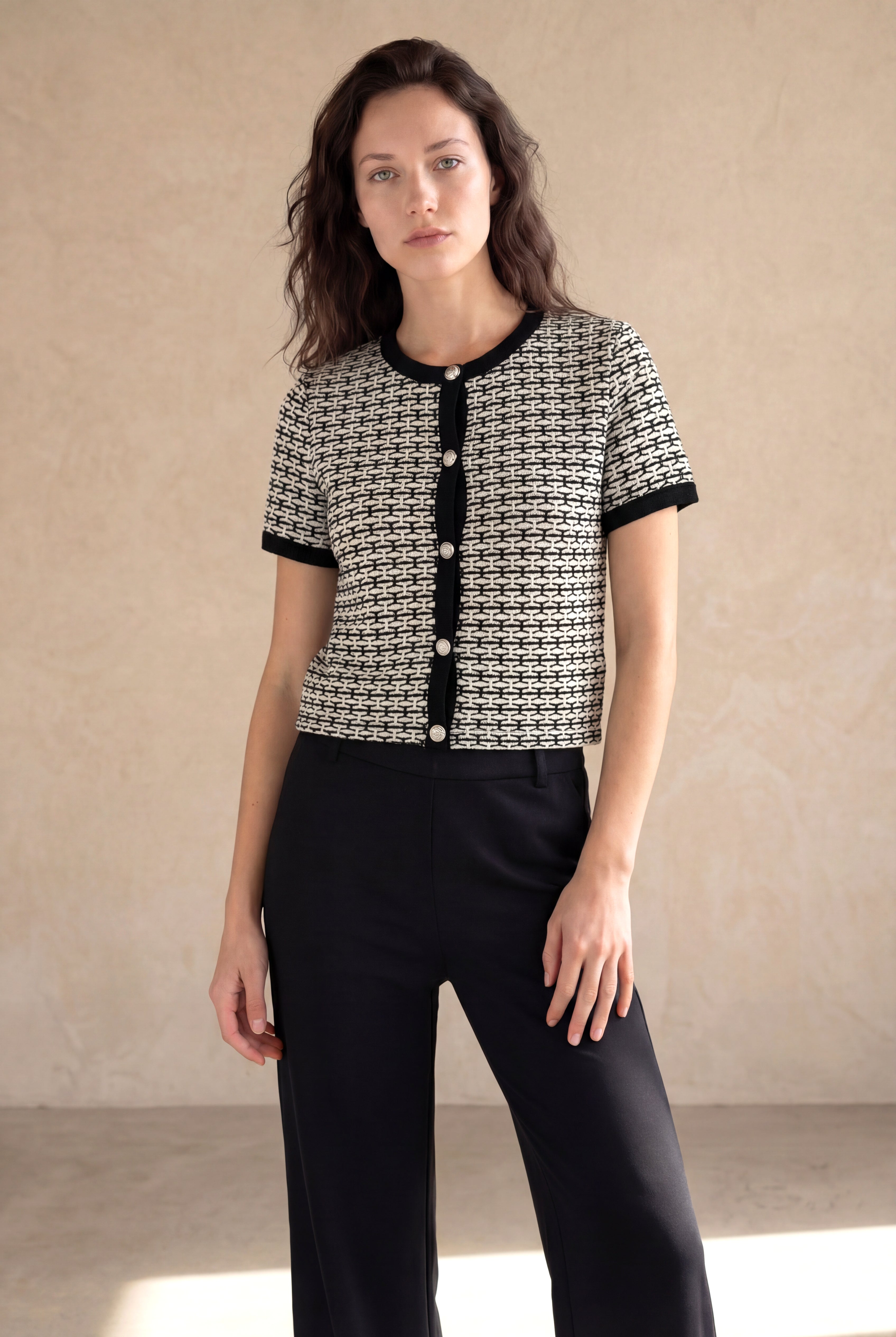 Kadın Regular Fit Bisiklet Yaka 5 Pamuk / 4 Polyester Kısa Kol Siyah / Ekru Düğmeli Kazak CARLA