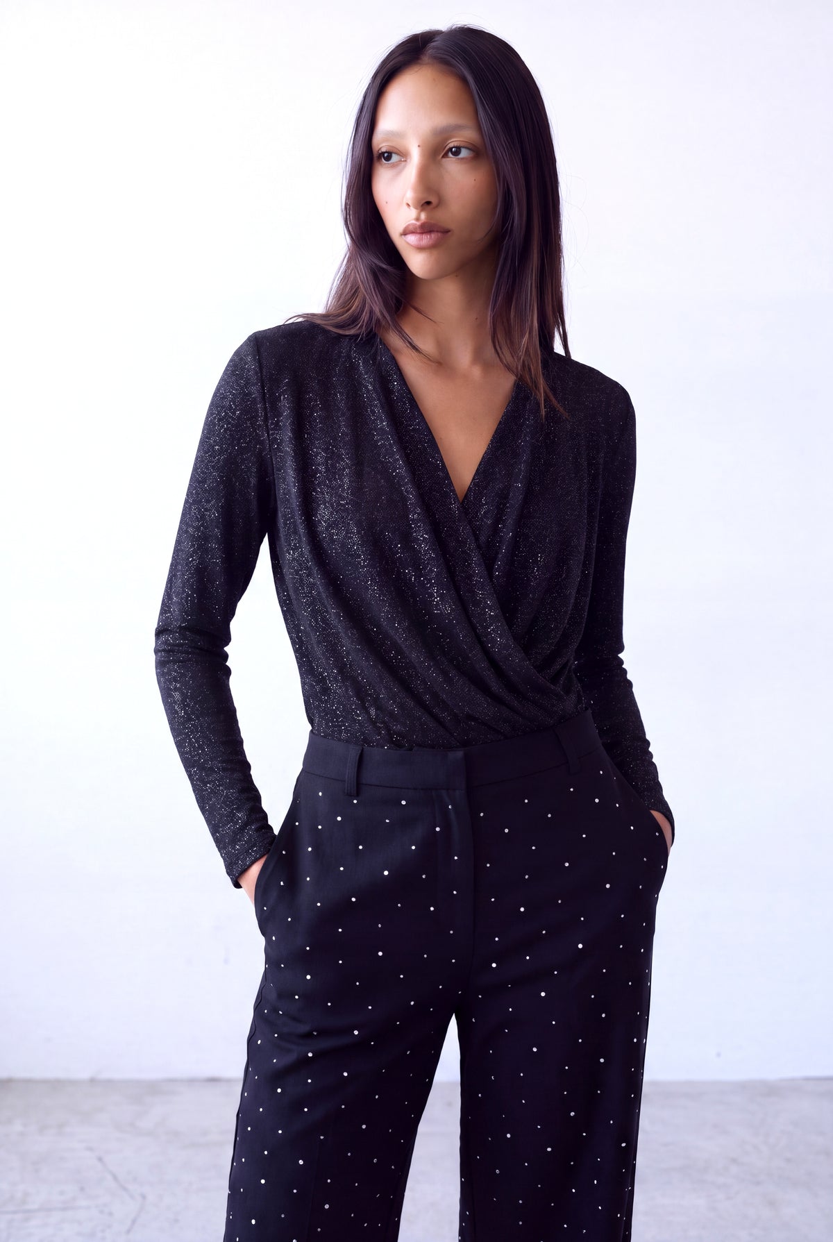 Siyah/Gri Simli Kadın Siyah/Gri Simli Viskon Karışımlı Kruvaze V Yaka Uzun Kollu Ön Dökümlü Drapeli Bluz ANGELA - Top - Westmark London EU(TR) Store Organik Pamuklu Sürdürülebilir Moda