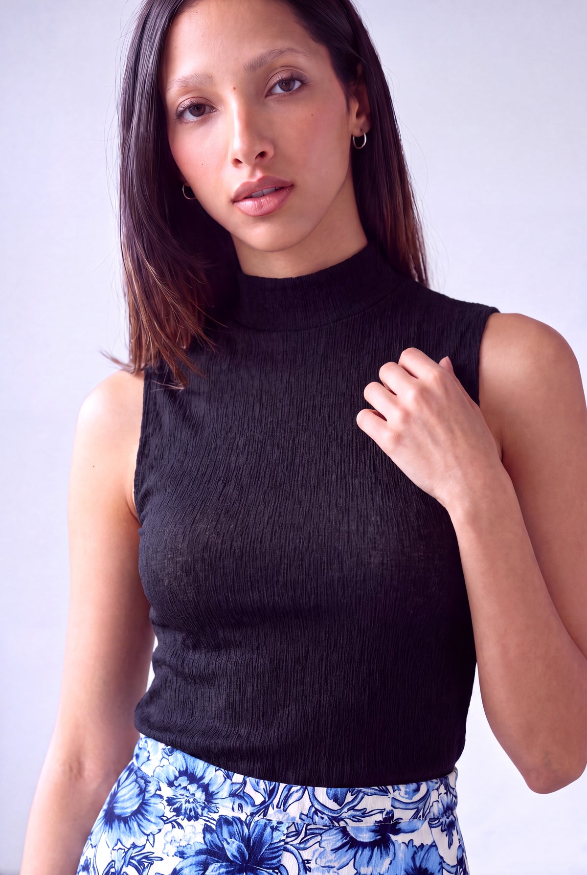 Siyah Kadın Siyah Dokulu Kumaş Yarım Balıkçı Yaka Kolsuz Dikey Belirgin Çizgilere Sahip Kumaş Bluz JANE - Top - Westmark London EU(TR) Store Organik Pamuklu Sürdürülebilir Moda