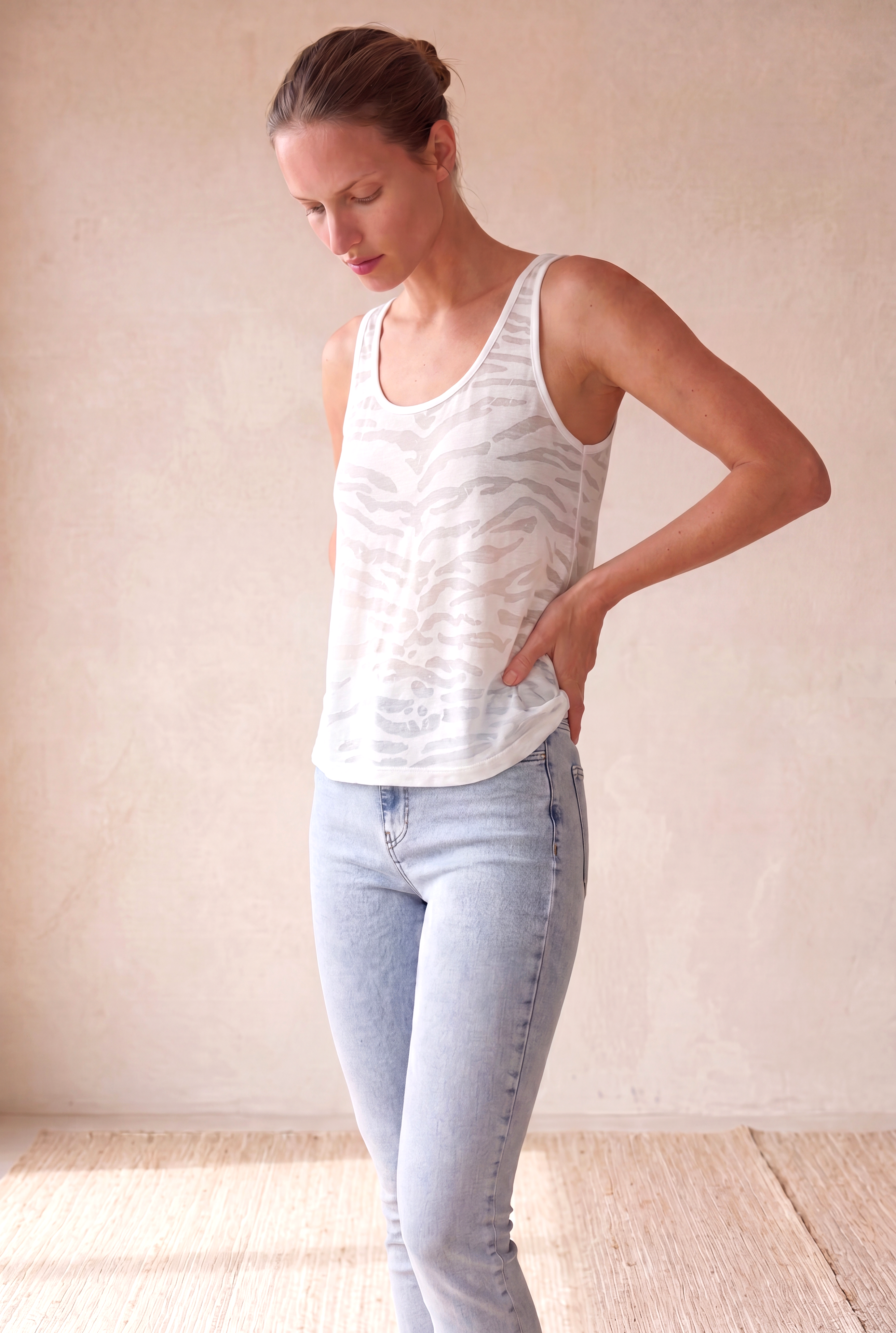 Kadın Beyaz Pamuklu Relaxed Fit Bisiklet Yaka Kolsuz Desenli Atlet CARLOTA