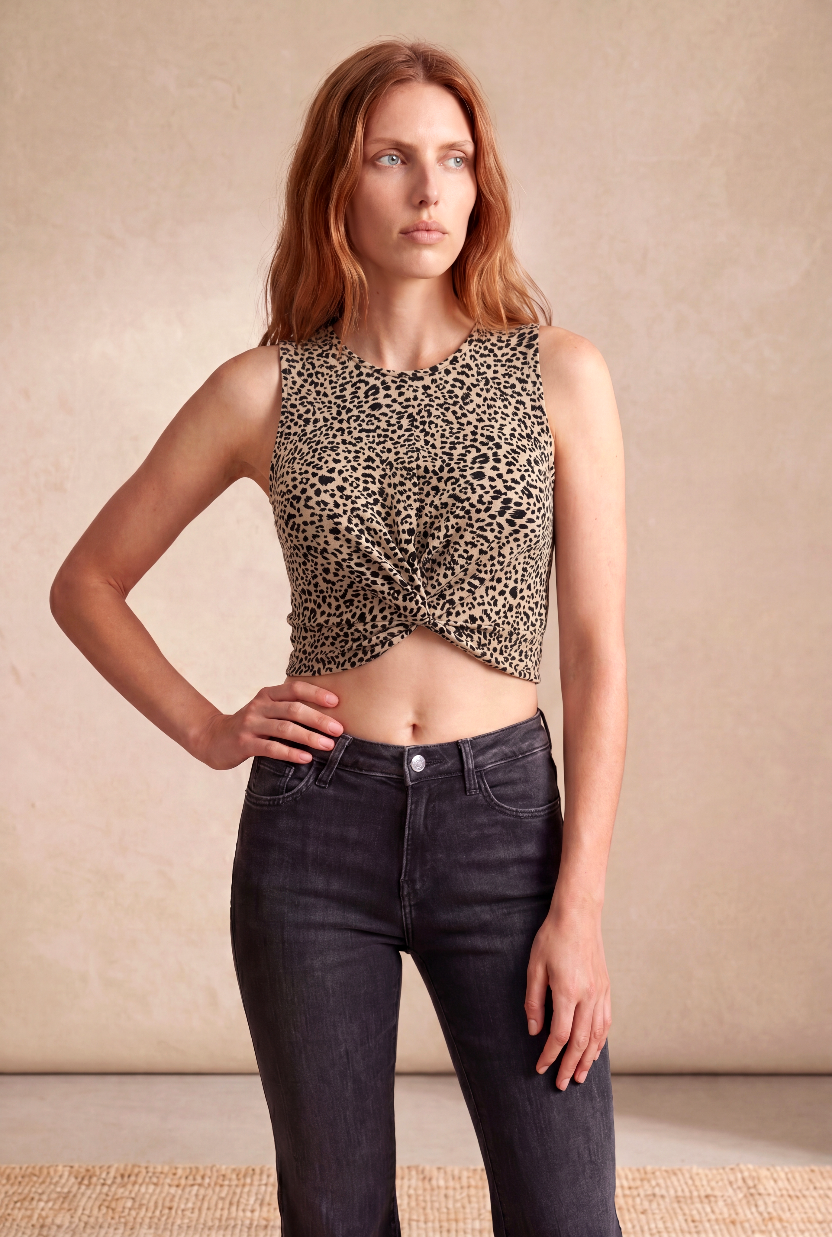 Kadın Leopar Desenli %95 Pamuk / %5 Elastan Slimt Fit Bisiklet Yaka Kolsuz Düğümlü Crop Bluz TAIS
