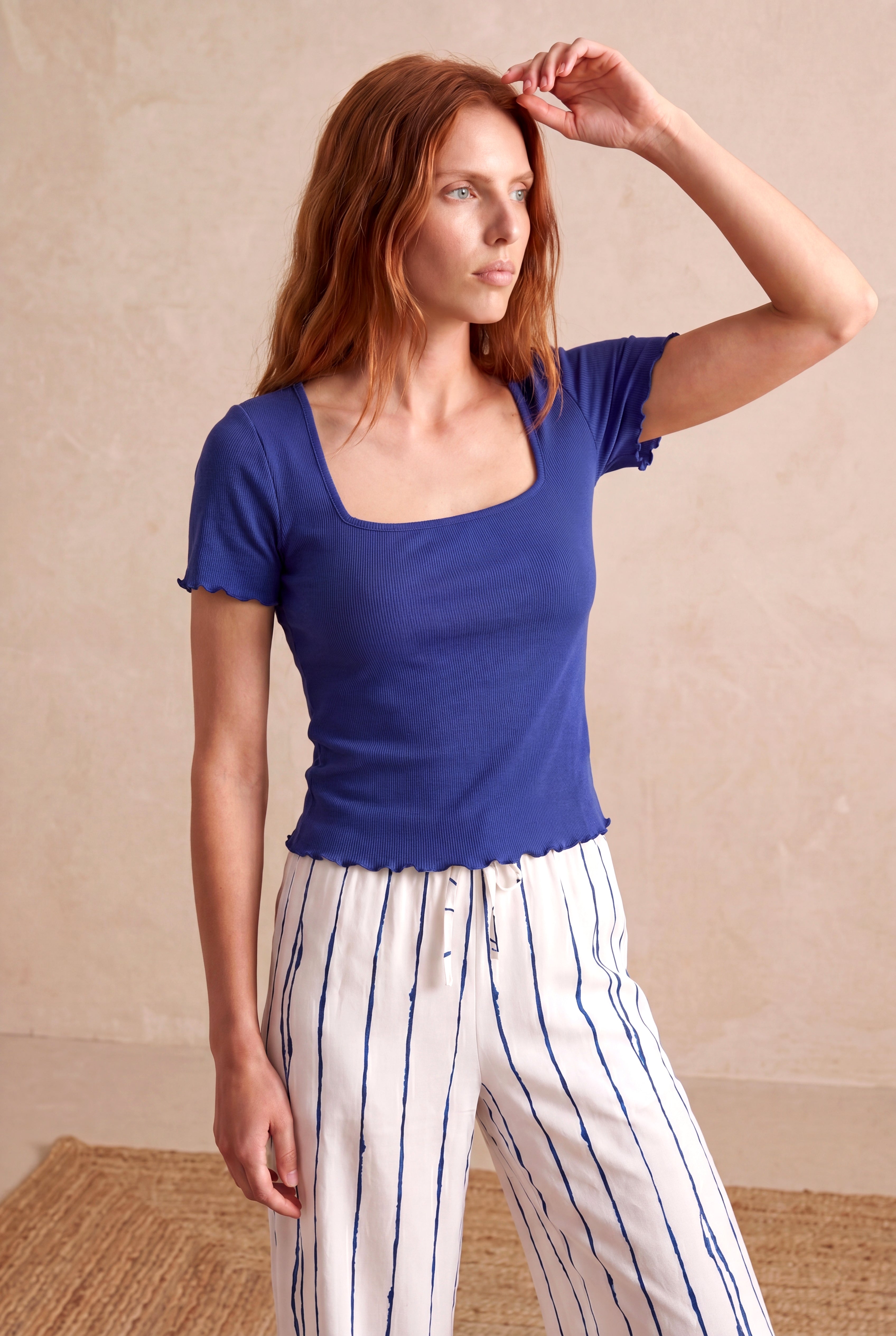 Kadın Mavi %95 Pamuk / %5 Elastan Fitilli Kaşkorse Regular Fit Kare Yaka Kısa Kollu Baby Overlock Detaylı T-Shirt SUZY