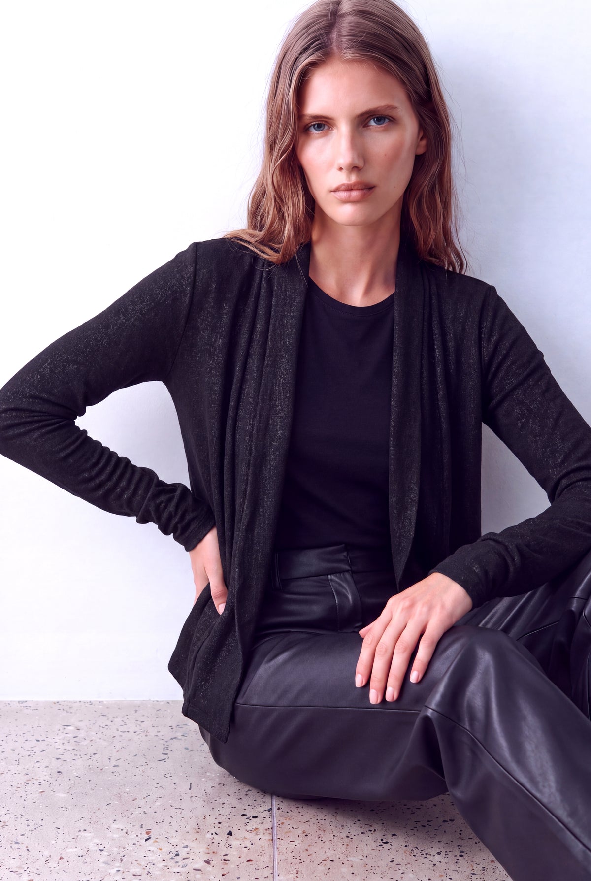 Siyah / Gümüş Parıltılı Kadın Siyah / Gümüş Parıltılı Viskon V Yaka 3/4 Kol Önü Asimetrik Kesim Dökümlü Kısa Hırka STACEY - Cardigan - Westmark London EU(TR) Store Organik Pamuklu Sürdürülebilir Moda