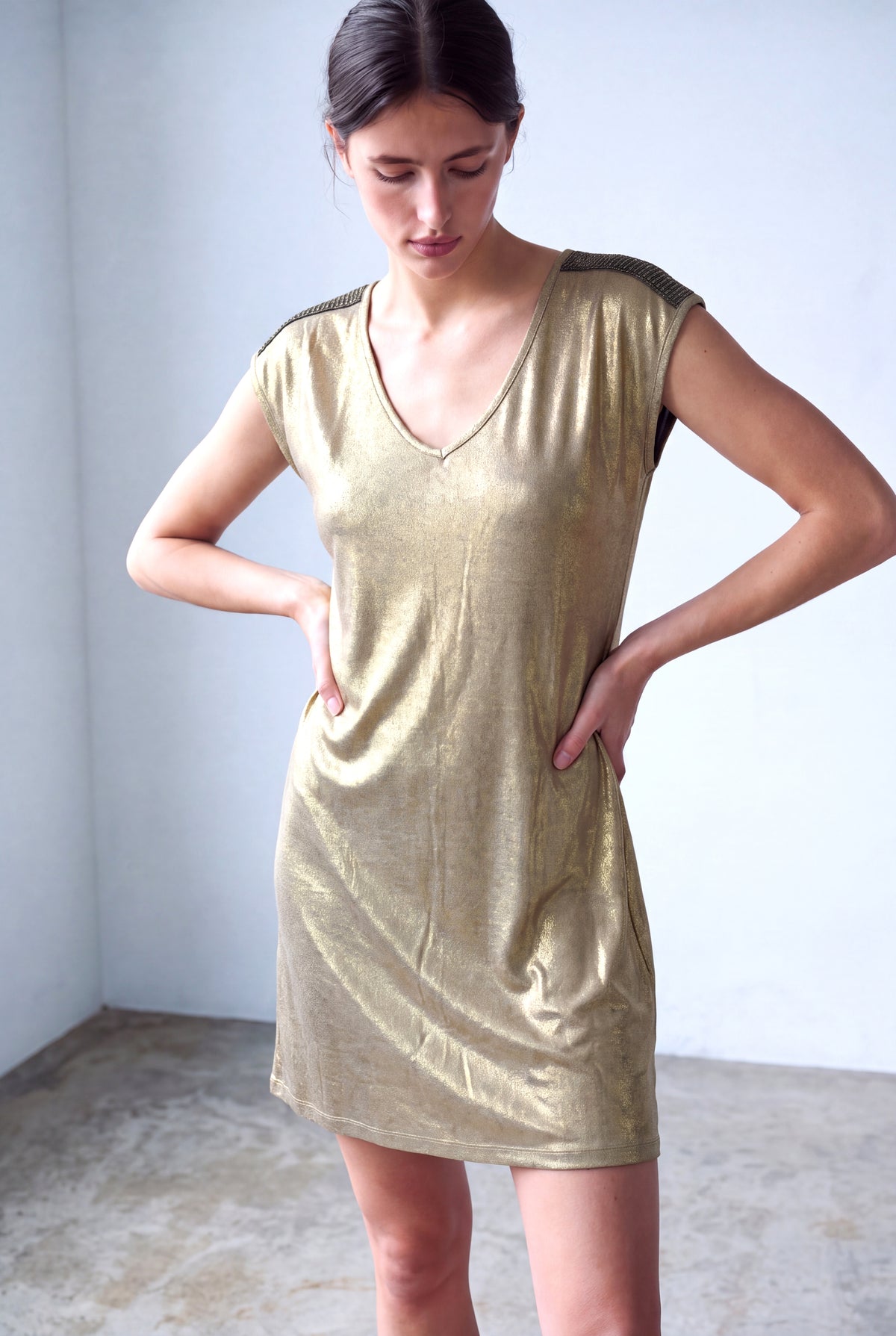 Parıltılı Altın Renk Kadın Parıltılı Altın Renk Modal V Yaka Düşük Omuz Kolsuz Omuzda Şerit Detaylı Elbise MARIE - Dress - Westmark London EU(TR) Store Organik Pamuklu Sürdürülebilir Moda