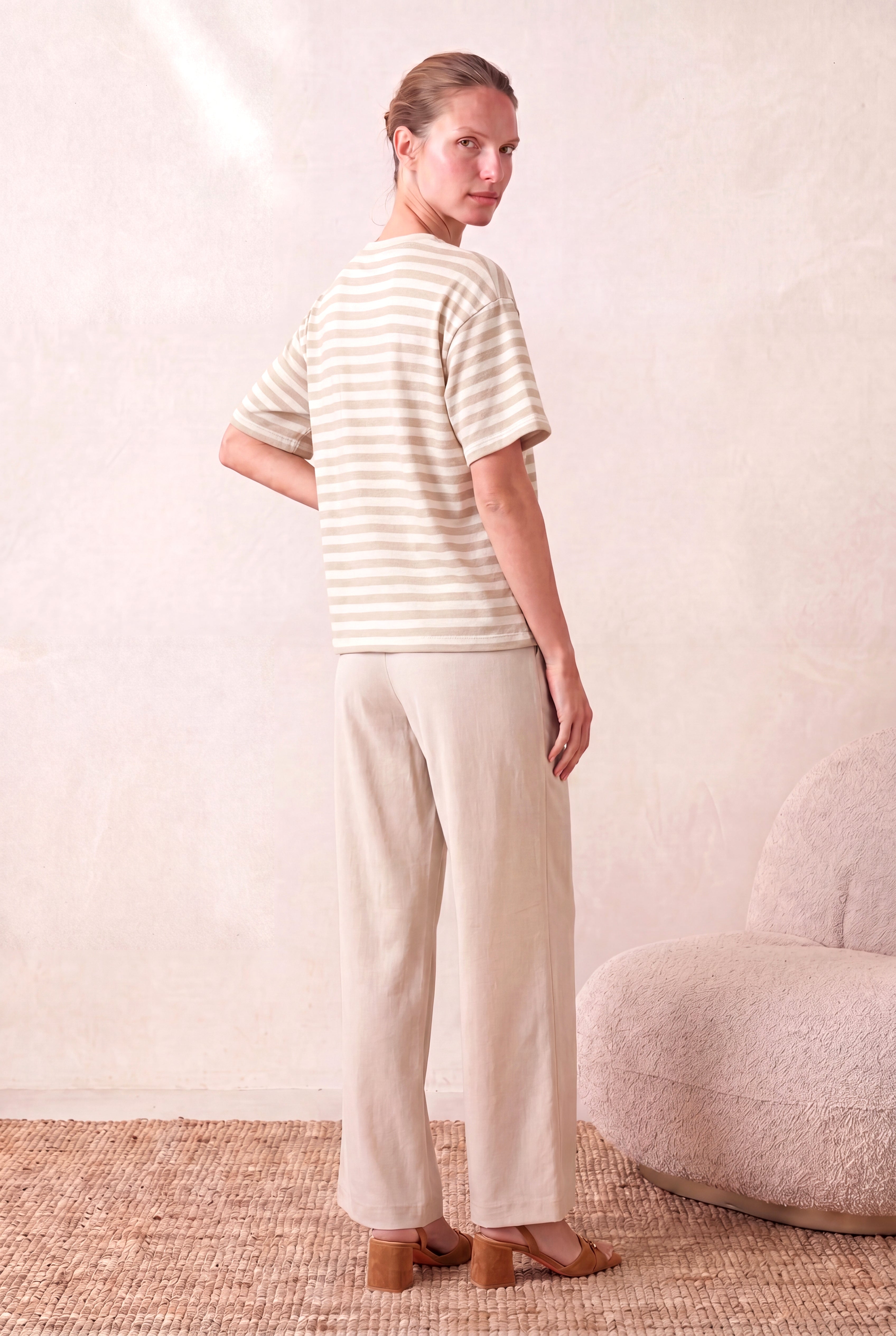 Kadın Ekru / Bej Çizgili %100 Pamuk Triko Görünümlü Oversize Fit Bisiklet Yaka Kısa Kollu Düşük Omuzlu T-Shirt BARBARA