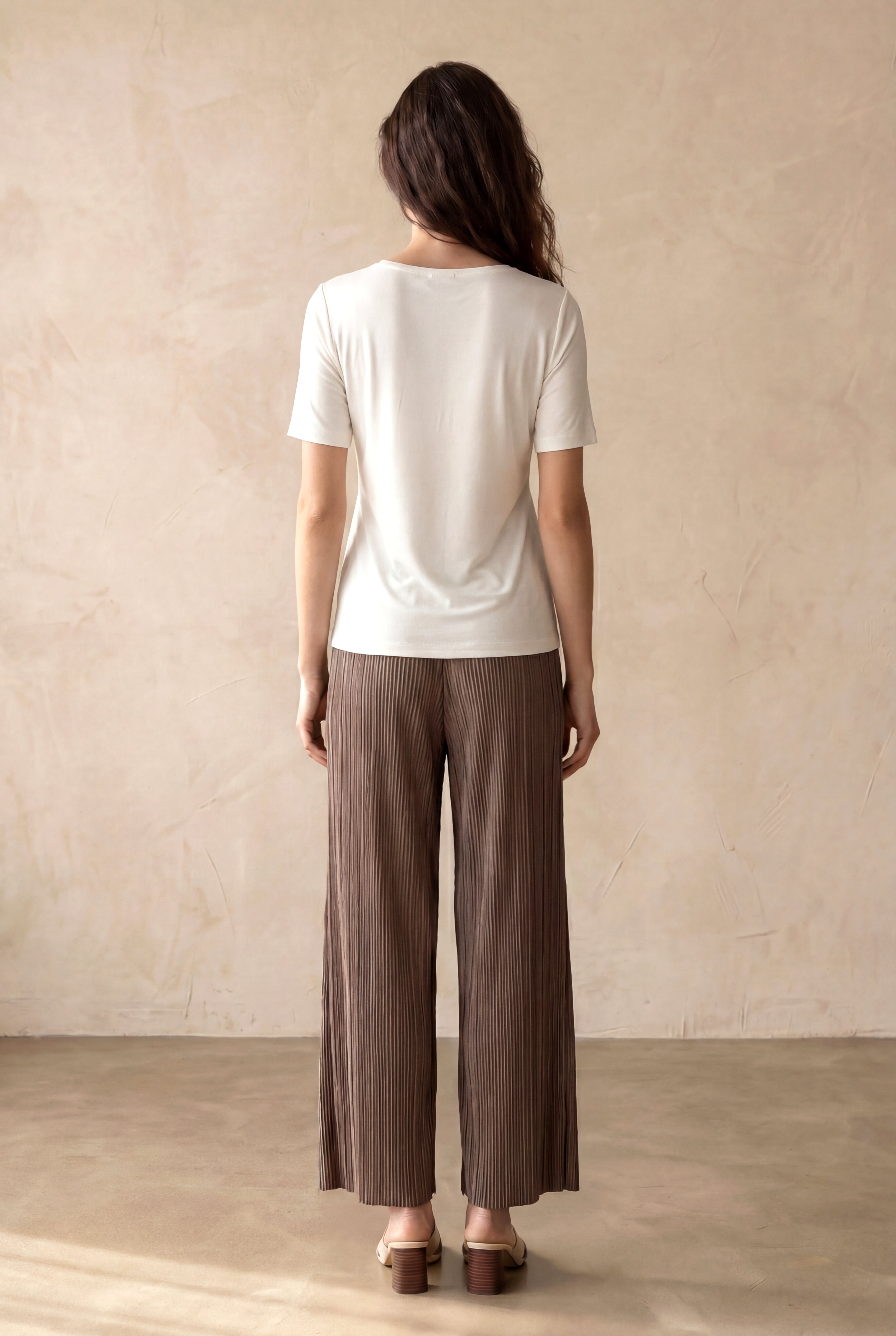 Kadın Regular Fit V-Yaka Pamuk / Elastan Kısa Kol Ekru Düğüm Detaylı T-Shirt SIENA - Top - Westmark London EU(TR) Store Organik Pamuklu Sürdürülebilir Moda