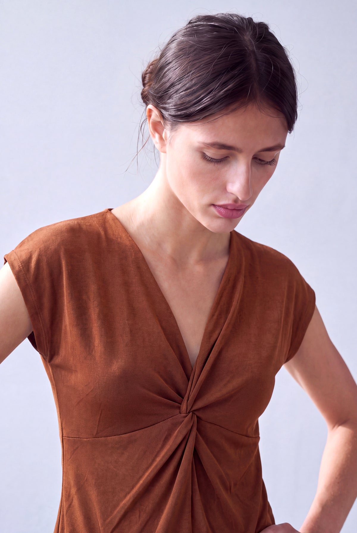 Parlak Kahve Kadın Parlak Kahve Dokulu V Yaka Düşük Omuzlu Kısa Kol Düğüm Detaylı Bluz BERENICE - Top - Westmark London EU(TR) Store Organik Pamuklu Sürdürülebilir Moda