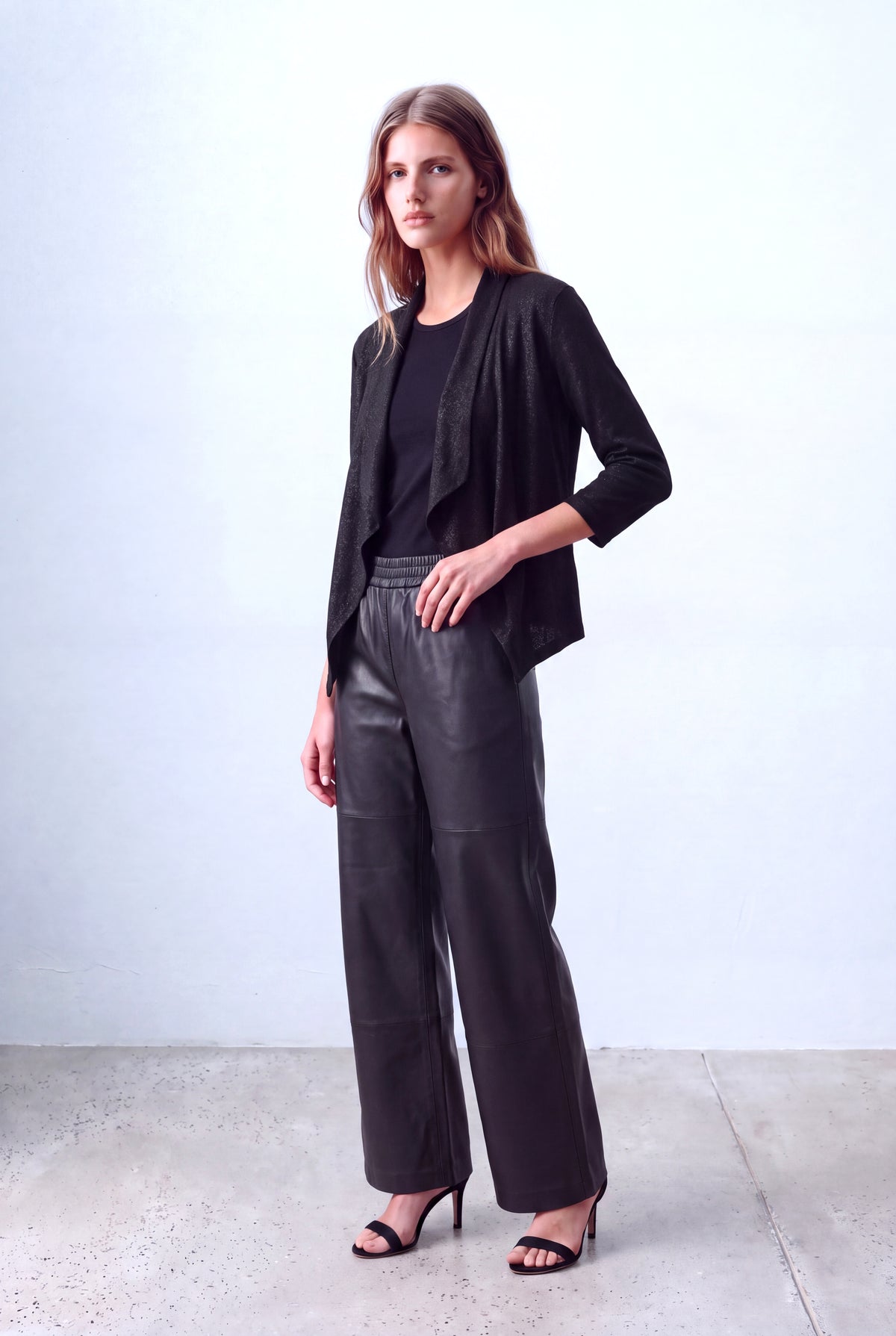 Siyah / Gümüş Parıltılı Kadın Siyah / Gümüş Parıltılı Viskon V Yaka 3/4 Kol Önü Asimetrik Kesim Dökümlü Kısa Hırka STACEY - Cardigan - Westmark London EU(TR) Store Organik Pamuklu Sürdürülebilir Moda