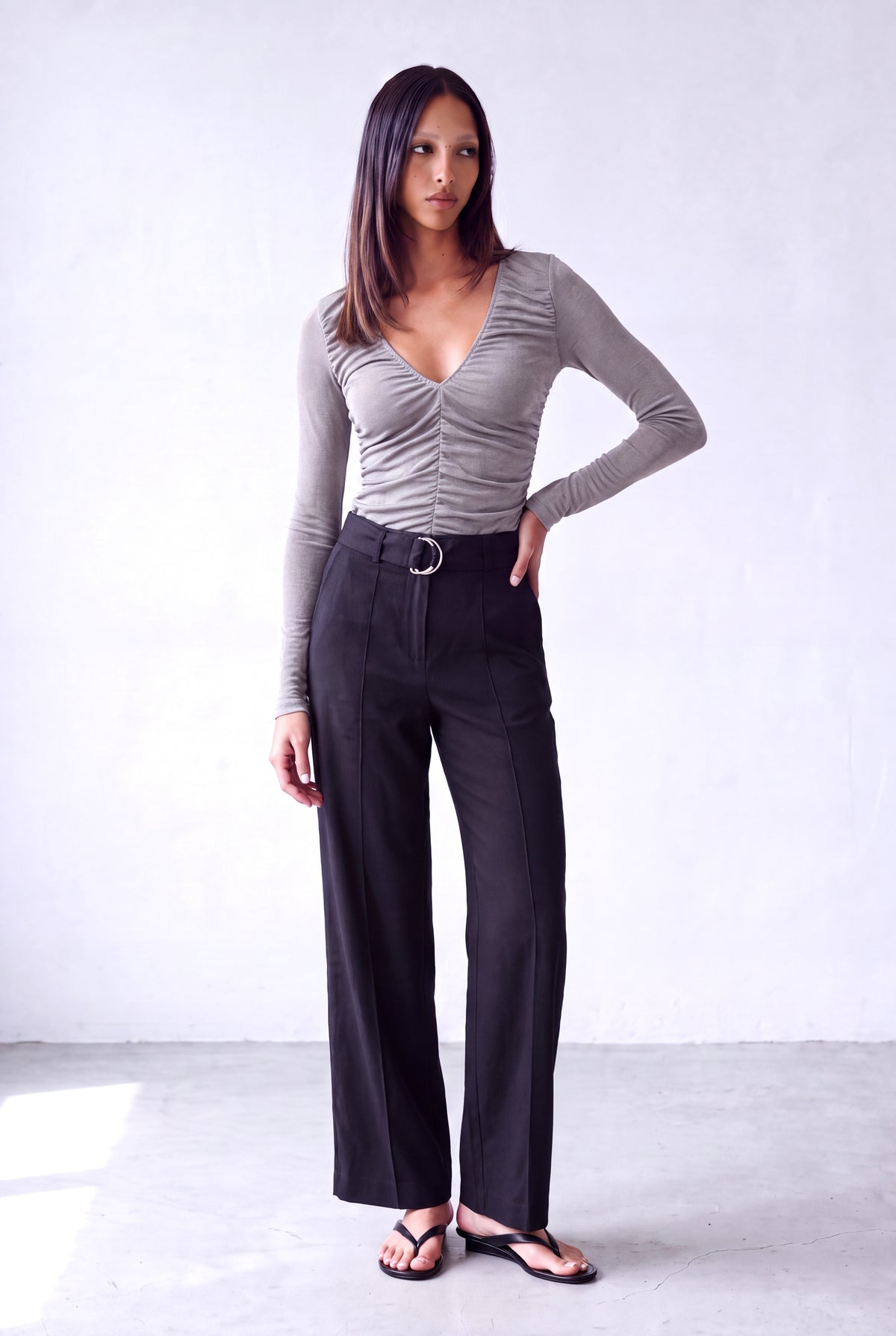 Gri Kadın Gri V Yaka Uzun Kollu Dikey Büzgü Detaylı Bluz BERENICE - Top - Westmark London EU(TR) Store Organik Pamuklu Sürdürülebilir Moda