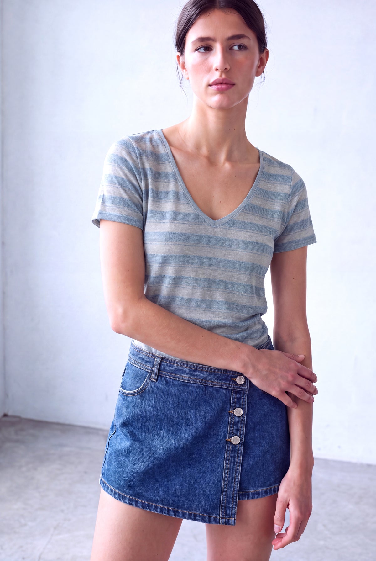 Mavi Çizgili Kadın Mavi Çizgili Keten Karışımlı Hafif Dokulu V Yaka Kısa Kollu T-Shirt COLETTE - Top - Westmark London EU(TR) Store Organik Pamuklu Sürdürülebilir Moda