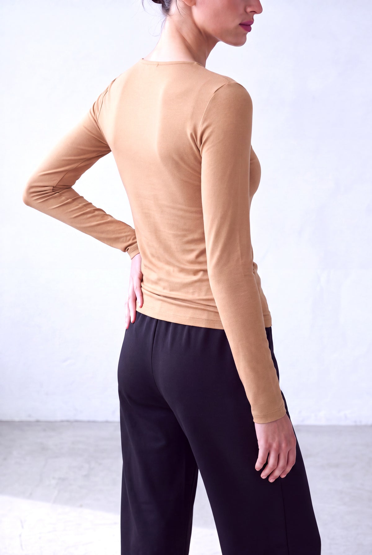 Açık Kahve Kadın Açık Kahve Modal / Pamuk Karışımlı V Yaka Uzun Kollu Yandan Bağlamalı Bluz PAULINE - Top - Westmark London EU(TR) Store Organik Pamuklu Sürdürülebilir Moda