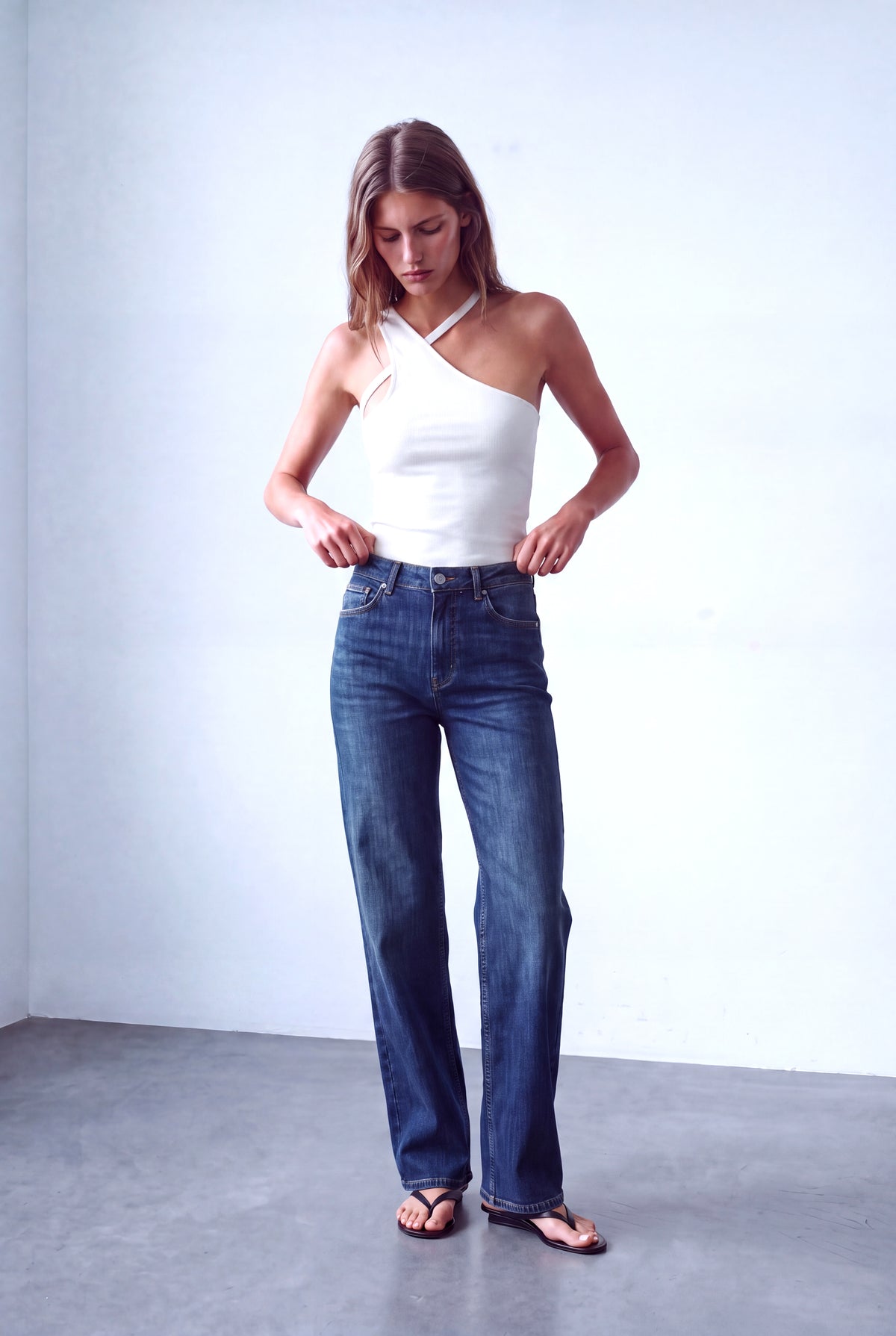 Beyaz Kadın Beyaz Modal / Pamuk Karışımlı Asimetrik yaka Kolsuz Tek Omuz Çapraz Askı Detaylı T-Shirt PAULINE - Top - Westmark London EU(TR) Store Organik Pamuklu Sürdürülebilir Moda