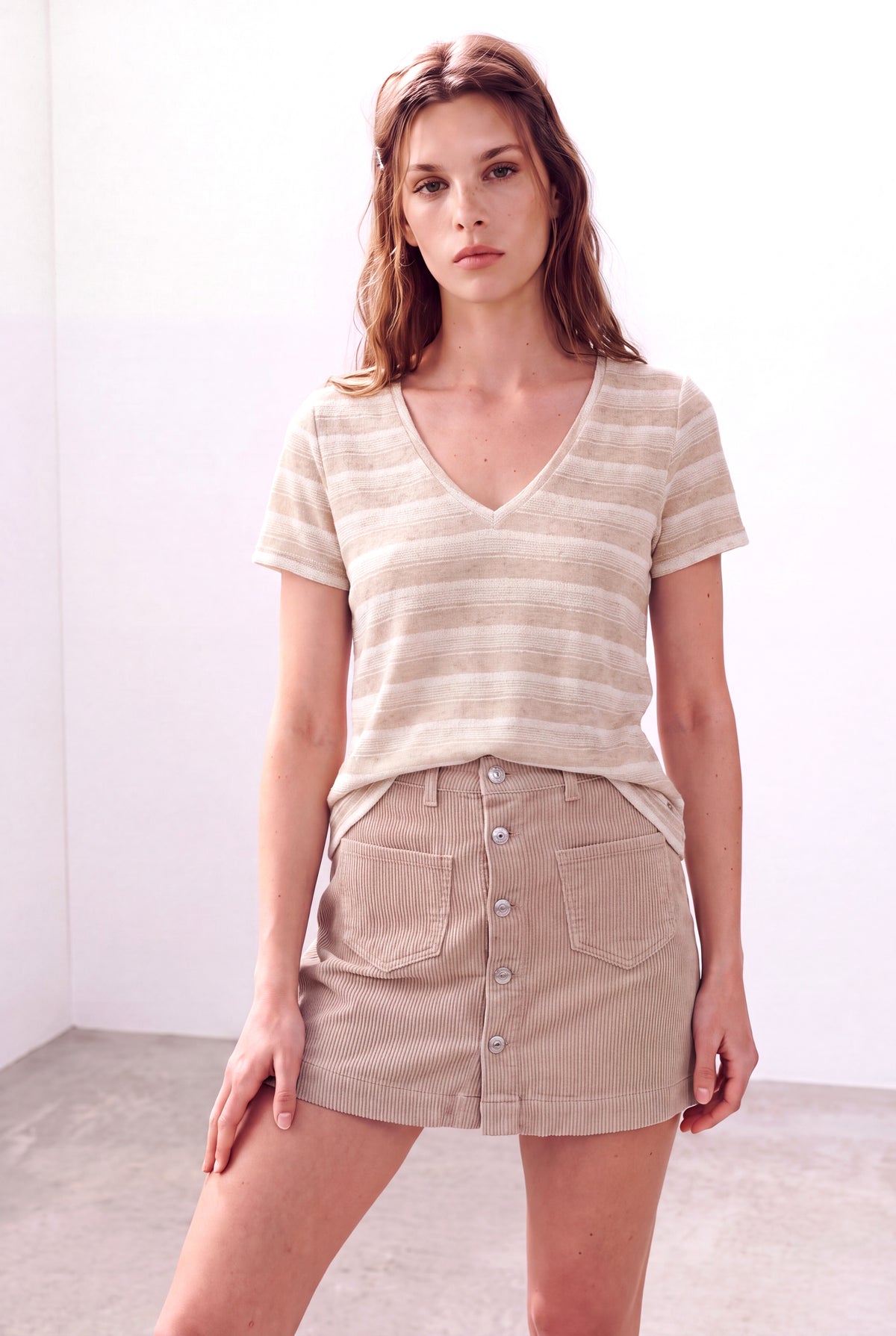 Bej Çizgili Kadın Bej Çizgili Keten Karışımlı Hafif Dokulu V Yaka Kısa Kollu T-Shirt COLETTE - Top - Westmark London EU(TR) Store Organik Pamuklu Sürdürülebilir Moda